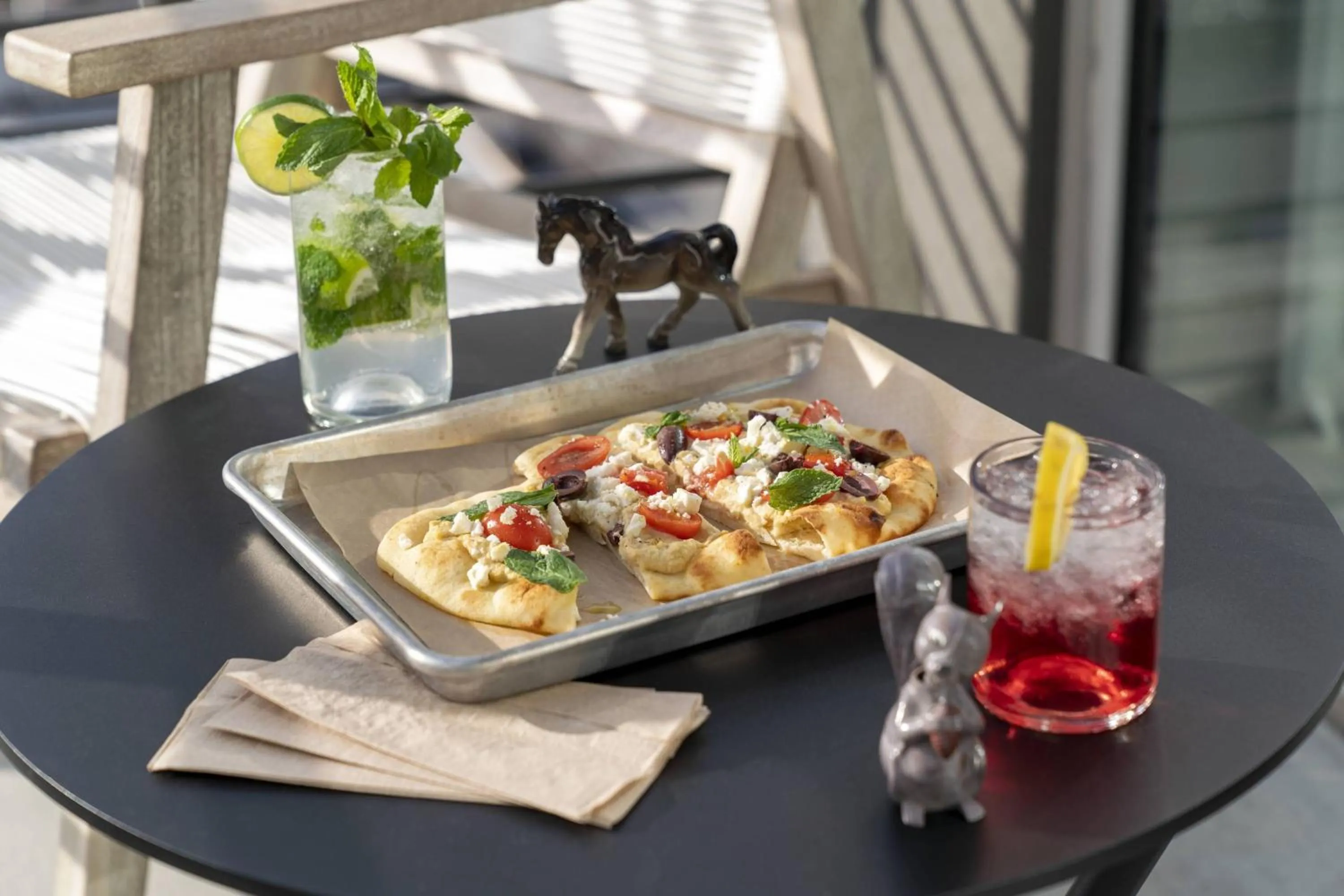 Lounge or bar in Moxy Nashville Vanderbilt Area