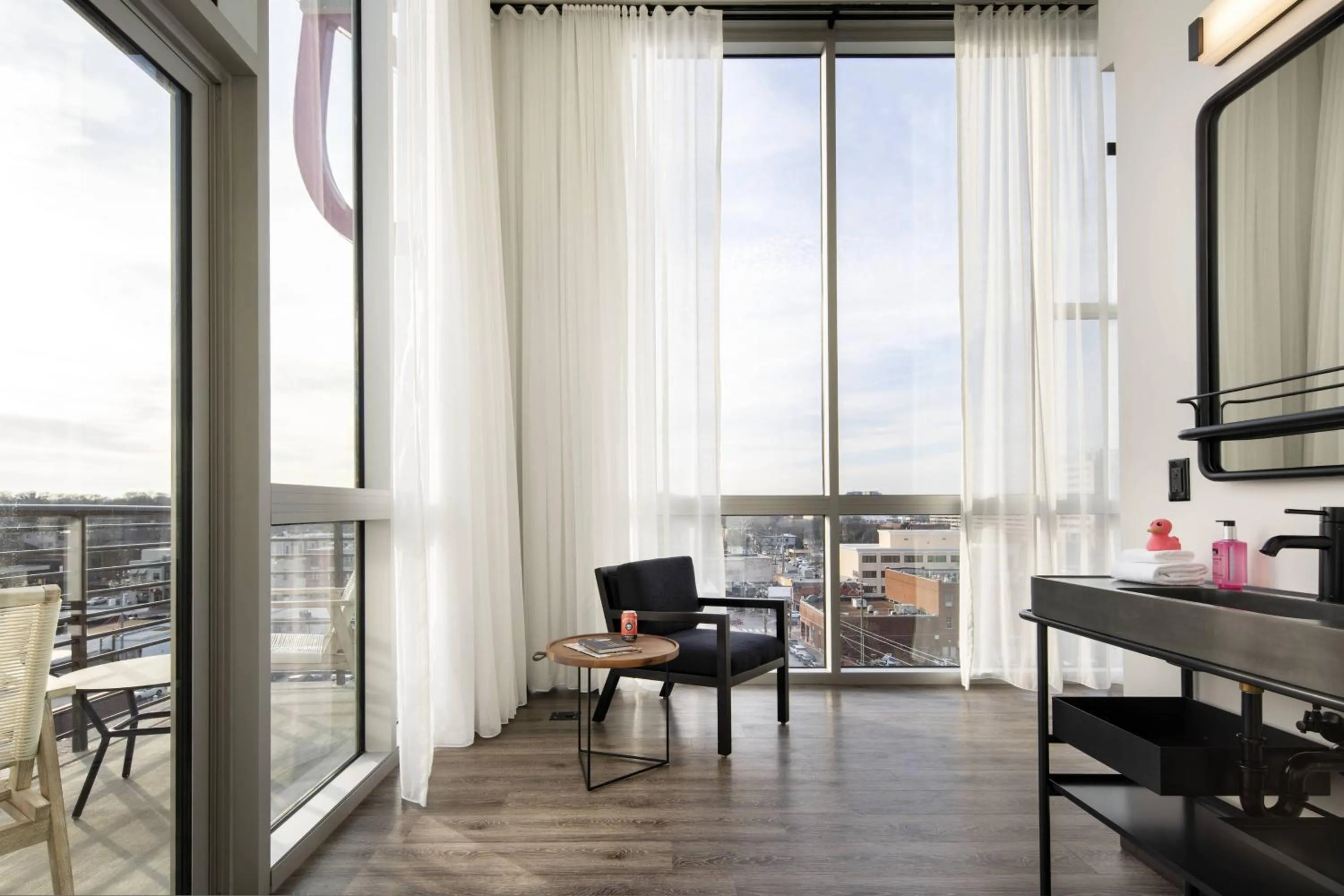 Photo of the whole room in Moxy Nashville Vanderbilt Area