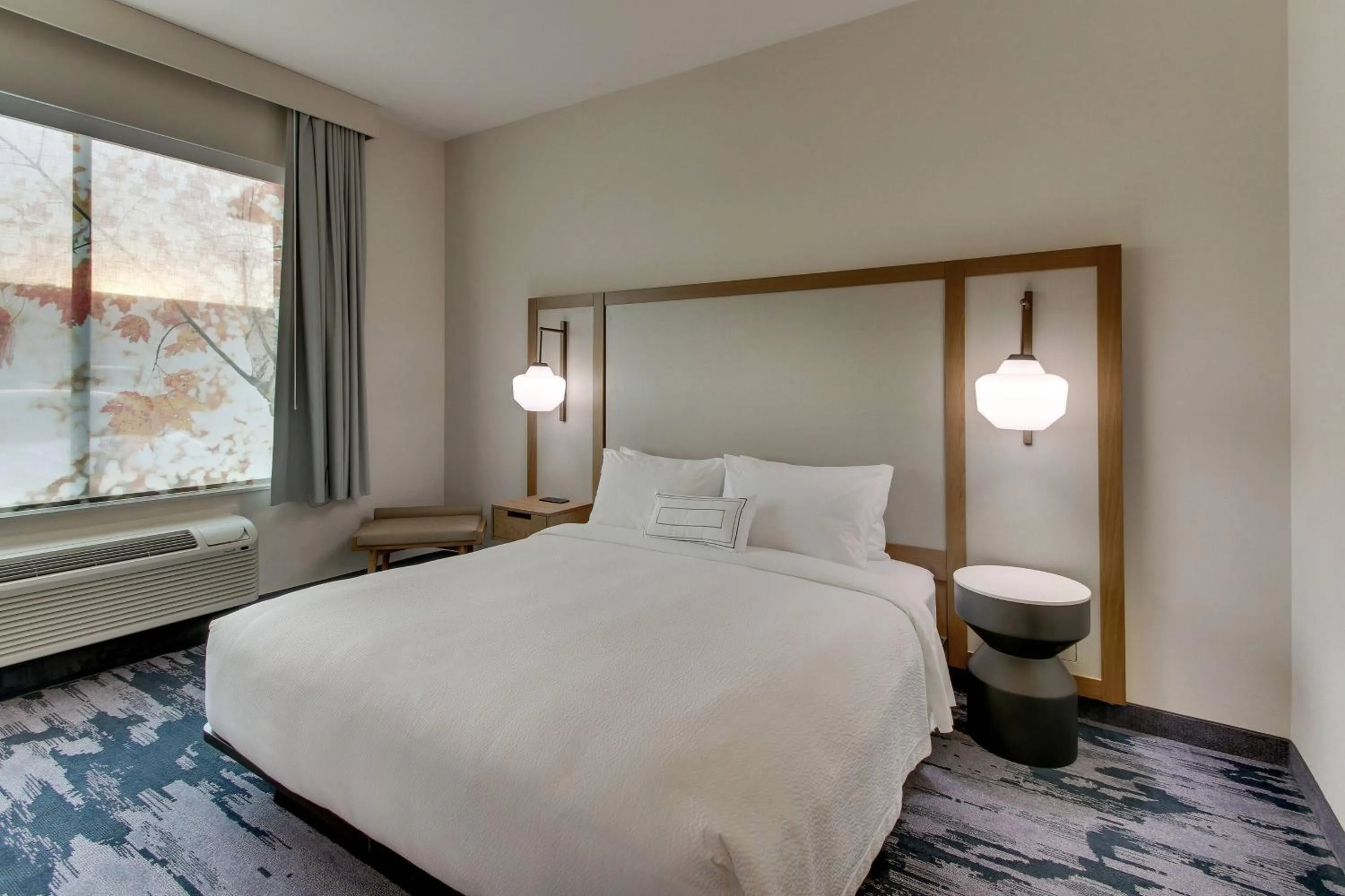 Photo of the whole room, Bed in Fairfield Inn and Suites by Marriott Houston Brookhollow