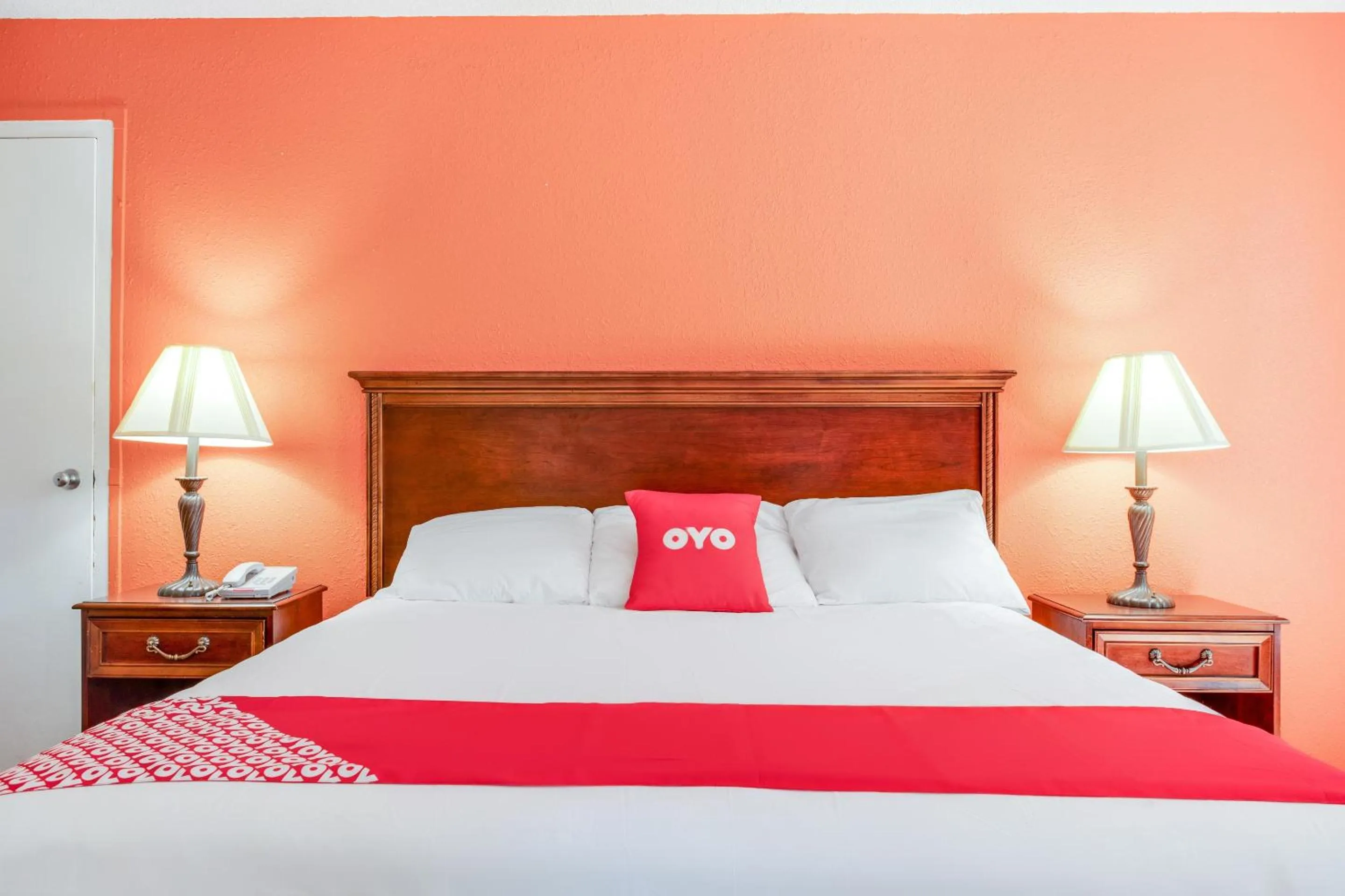 Bedroom, Bed in OYO Hotel Mona Lake Muskegon