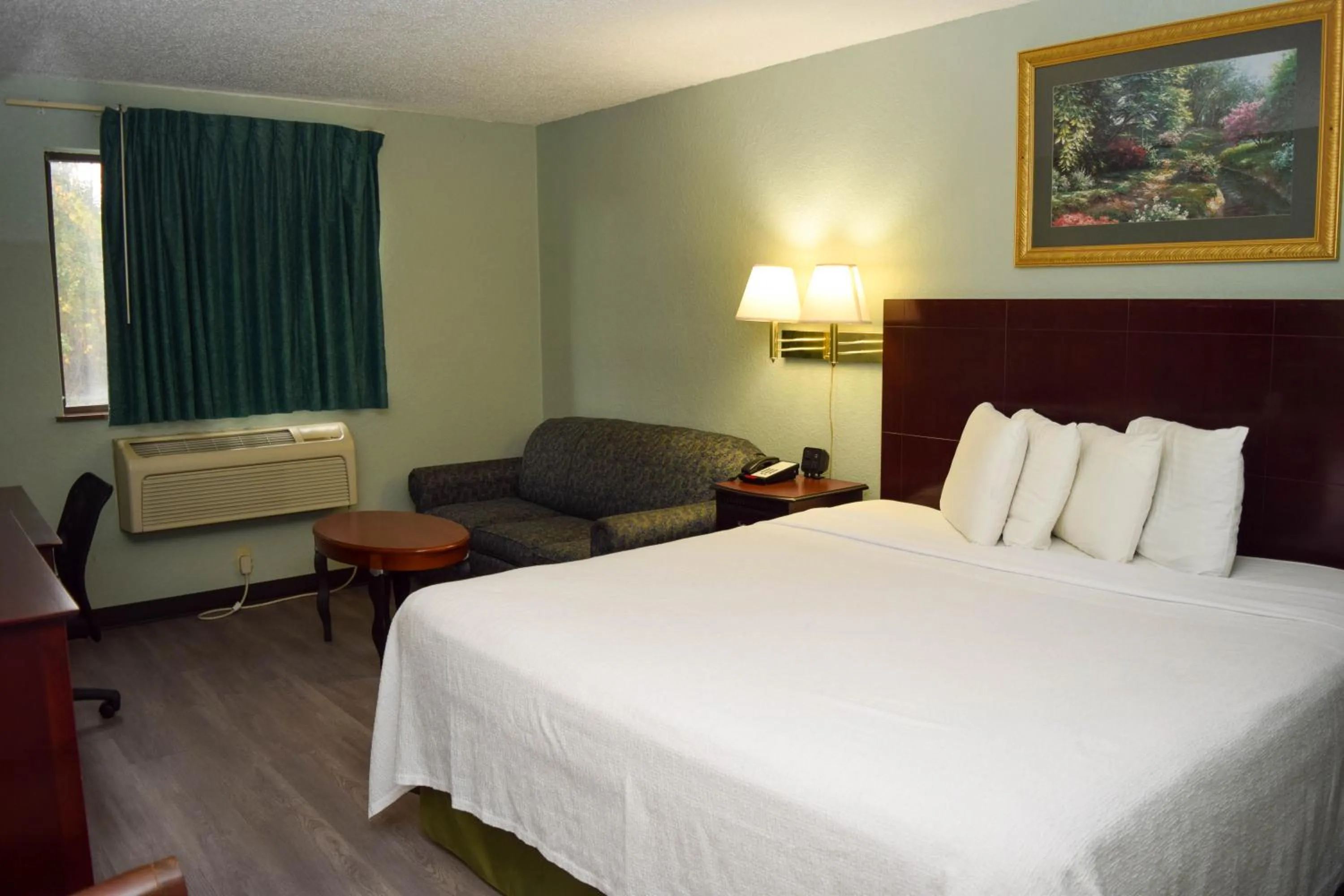 Photo of the whole room, Bed in Corning Inn