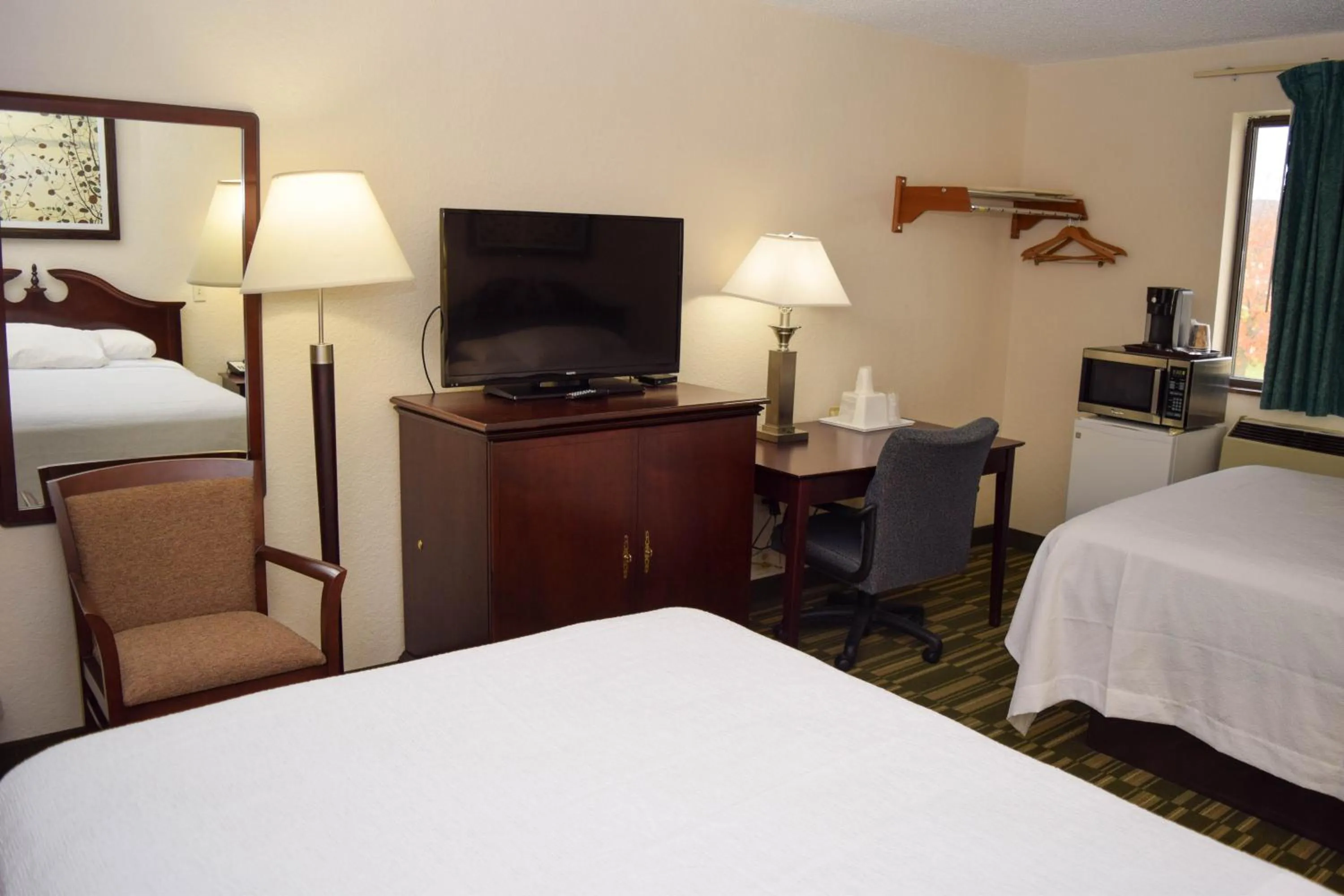 TV and multimedia, Bed in Corning Inn
