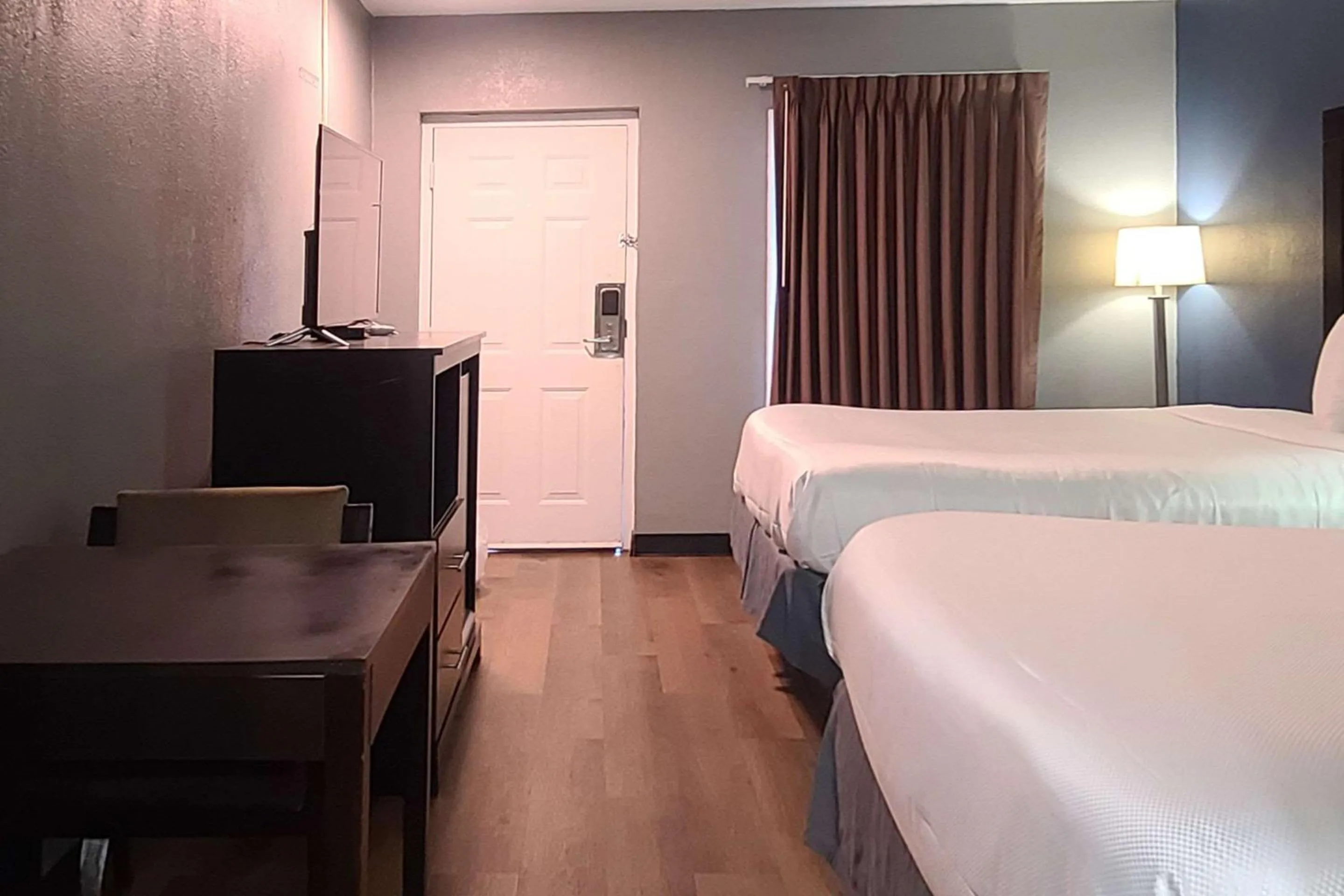 Bedroom, Bed in Econo Lodge Forest City