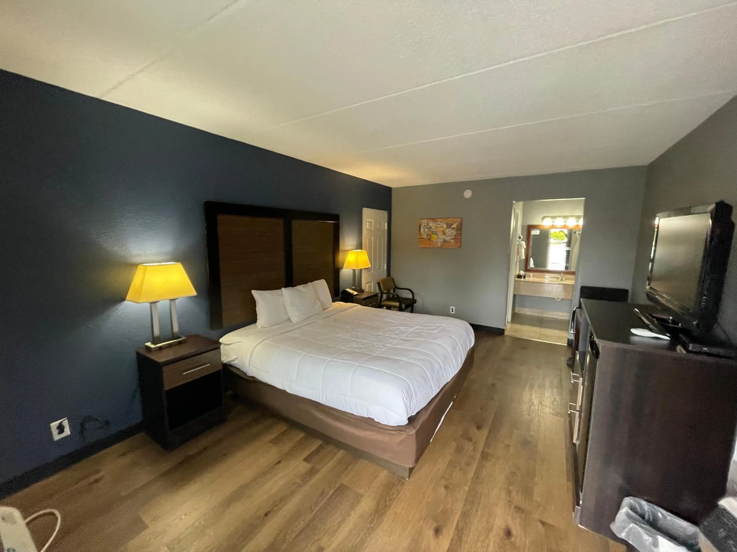 Bedroom, Bed in Econo Lodge Forest City