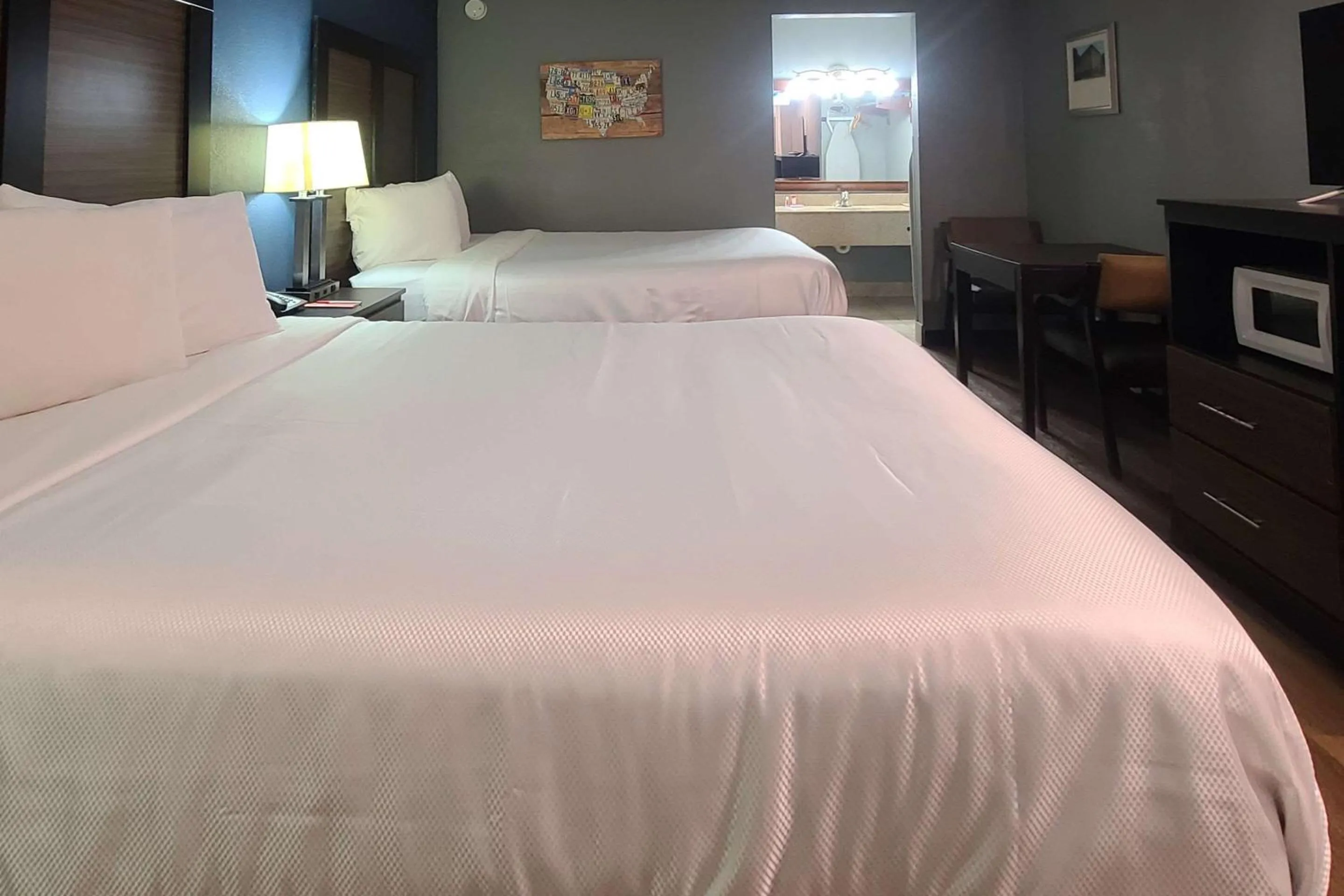 Bedroom, Bed in Econo Lodge Forest City