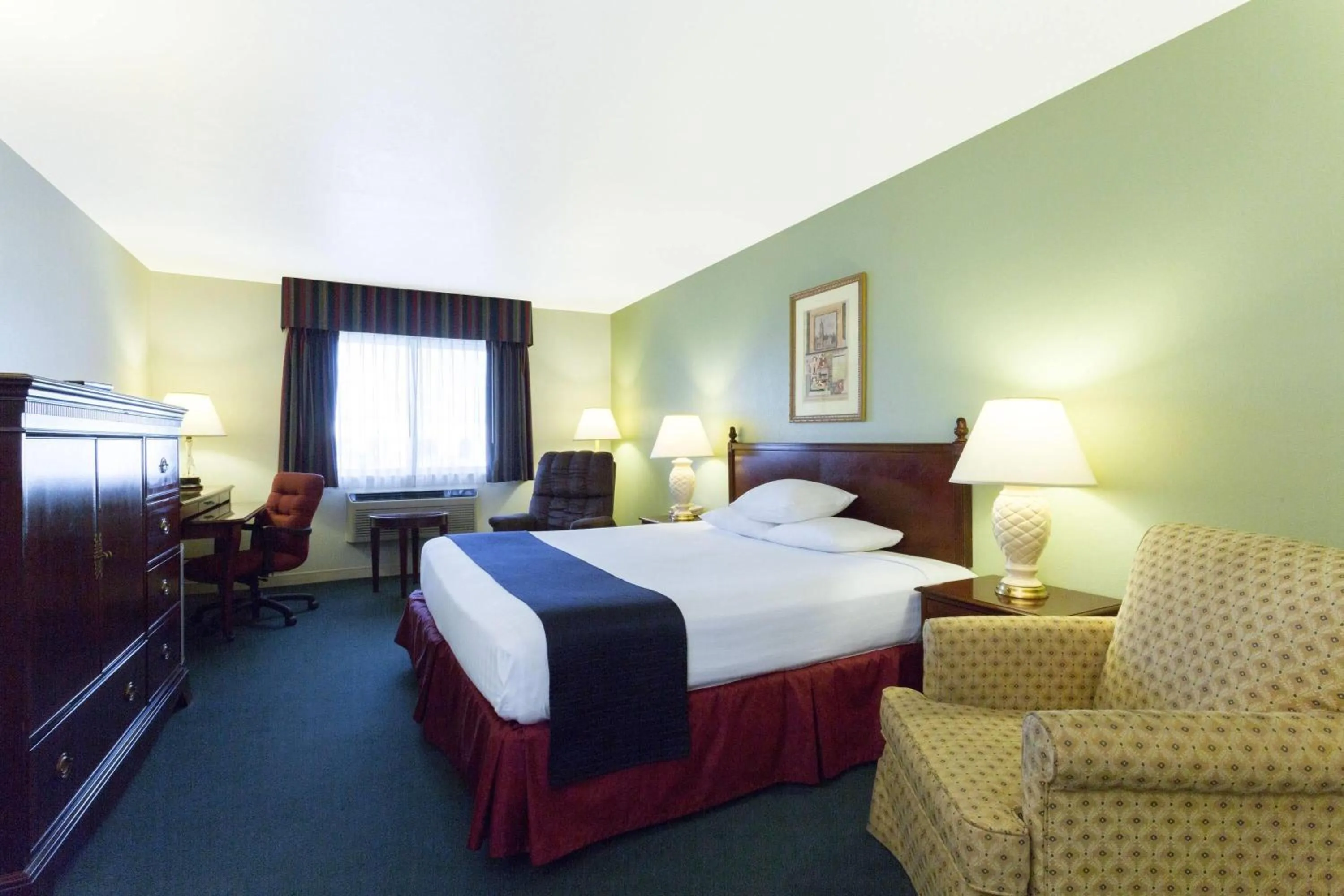 Photo of the whole room, Bed in Super 8 by Wyndham Montpelier