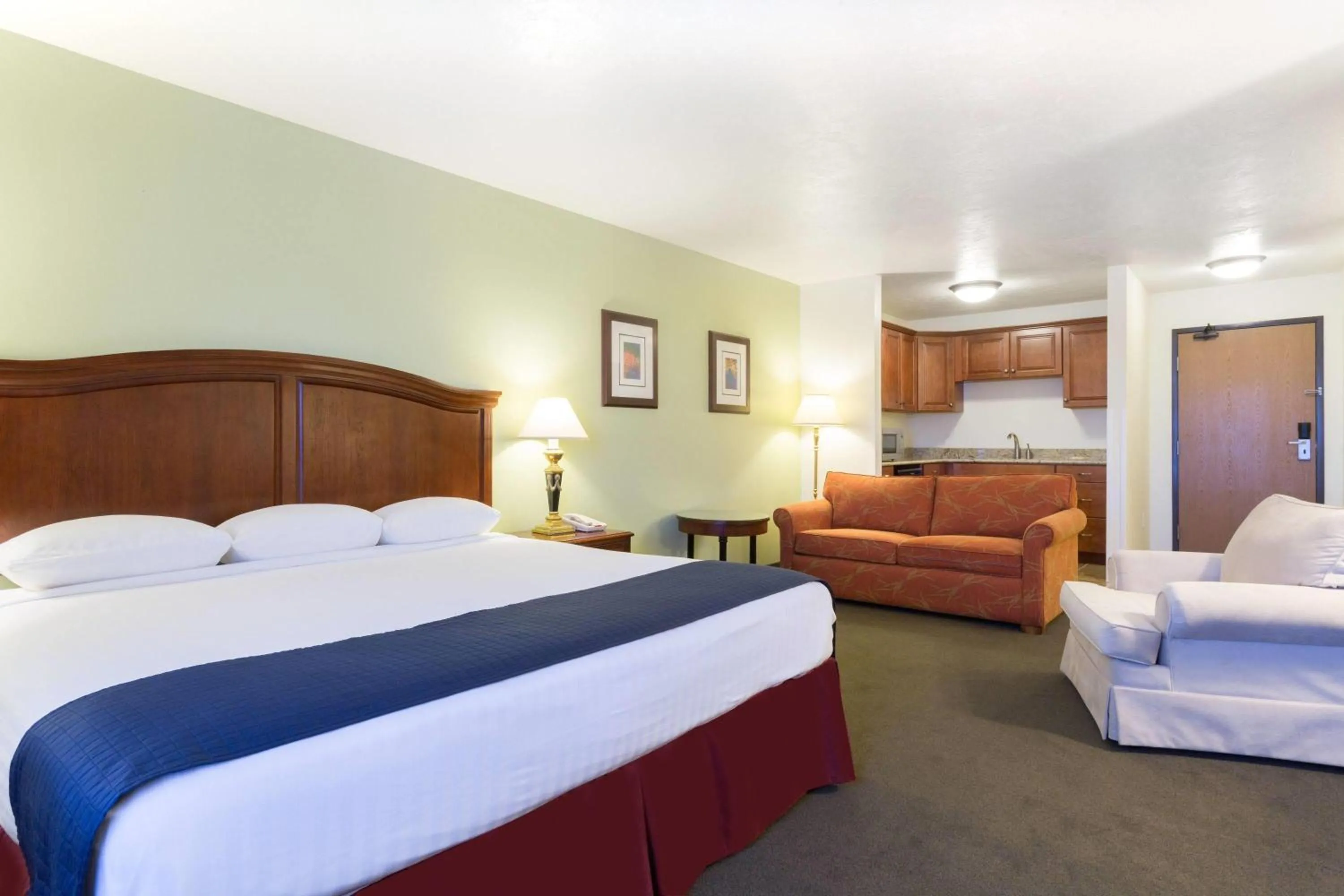 Photo of the whole room, Bed in Super 8 by Wyndham Montpelier