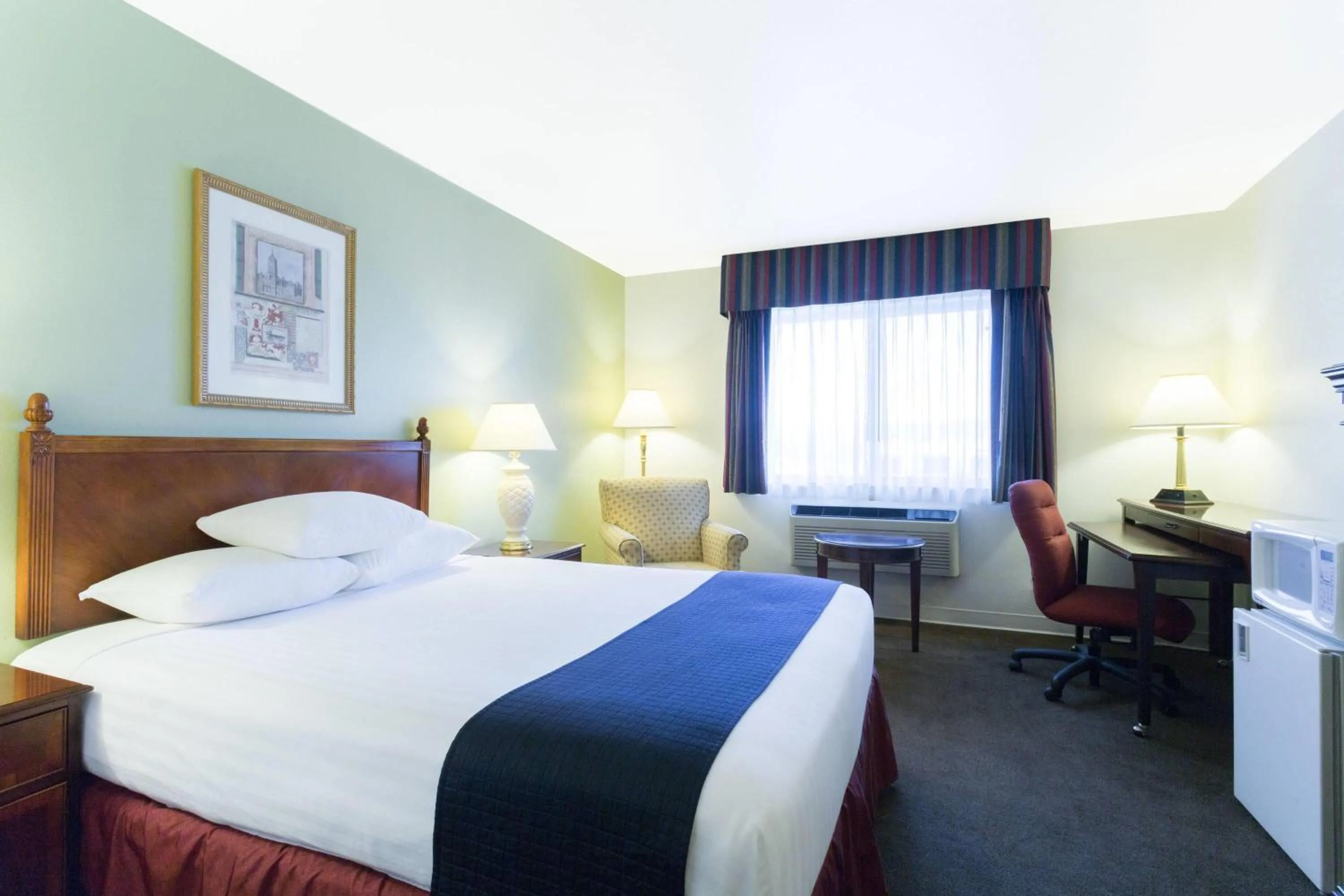 Photo of the whole room, Bed in Super 8 by Wyndham Montpelier