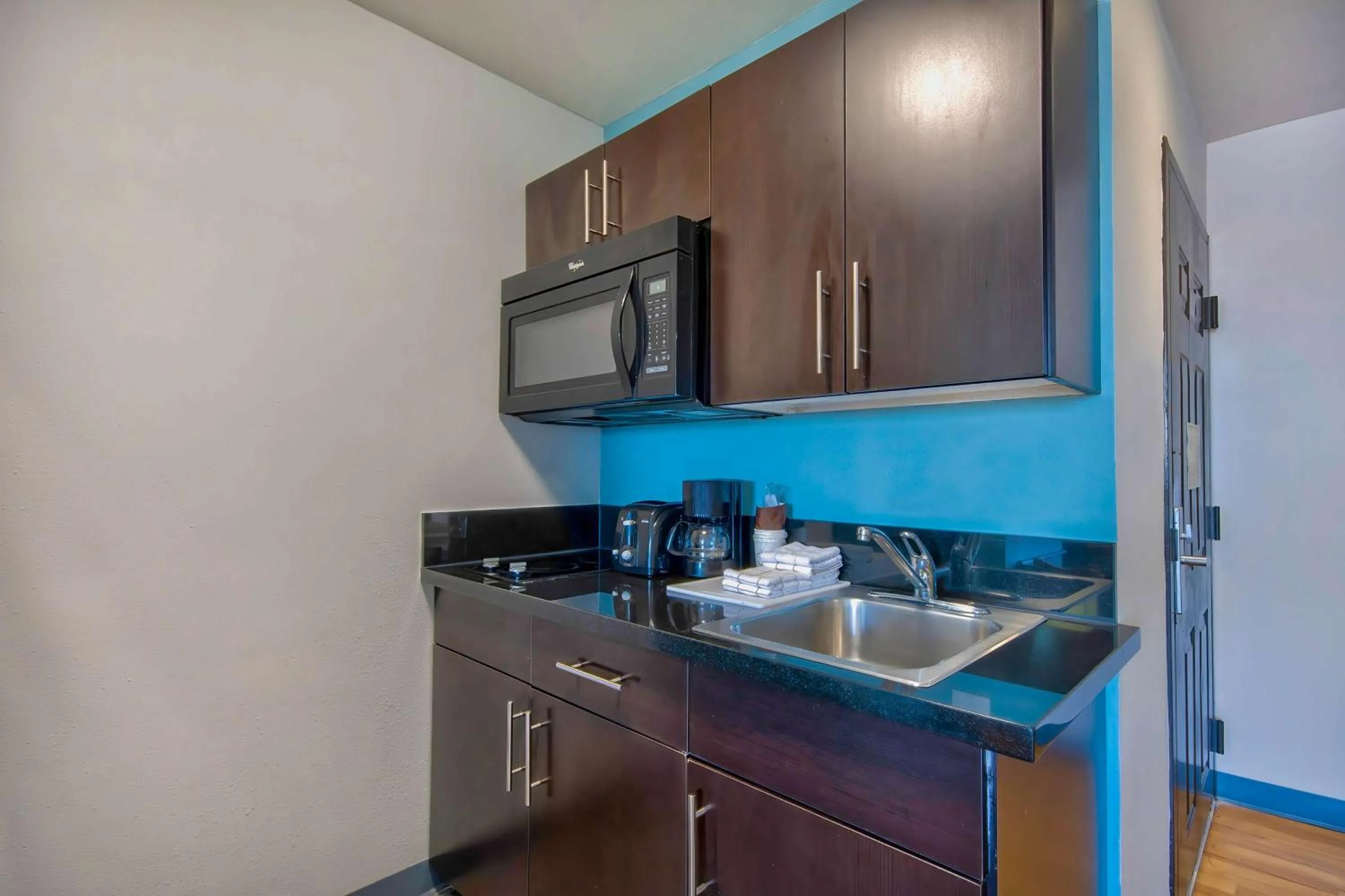 Photo of the whole room in Studio 6-Port Arthur, TX - SE