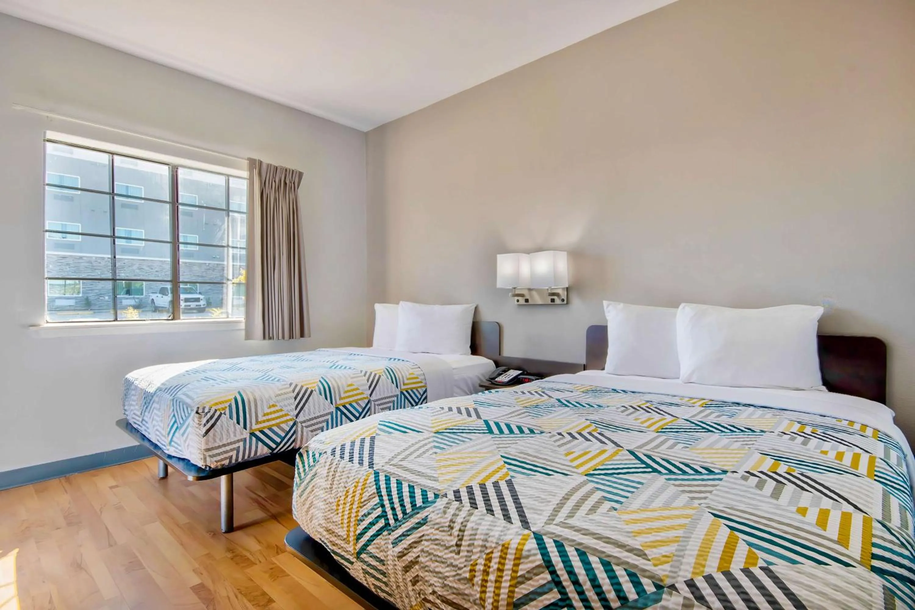 Bedroom, Bed in Studio 6-Port Arthur, TX - SE