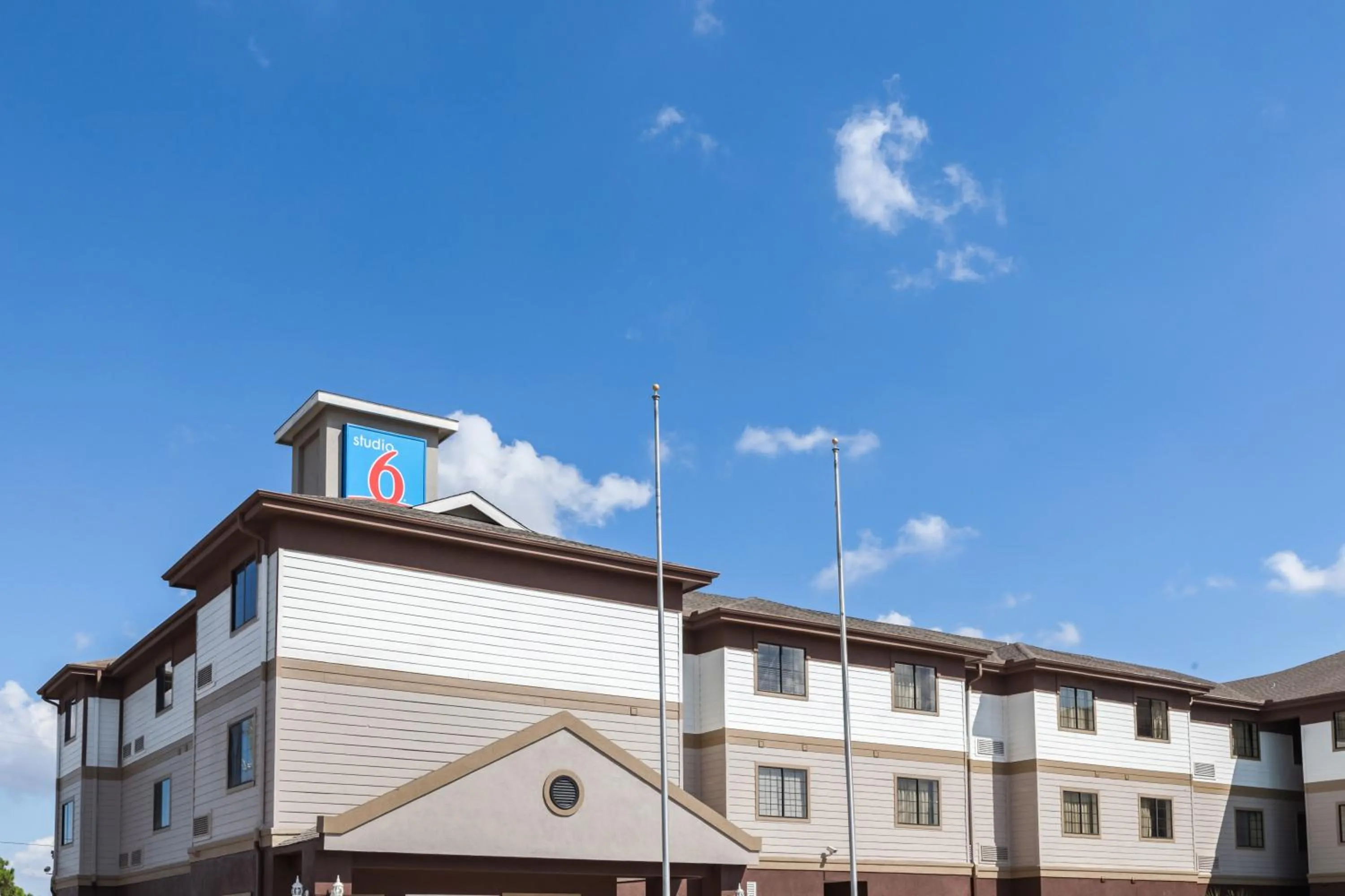 Facade/entrance in Studio 6-Port Arthur, TX - SE