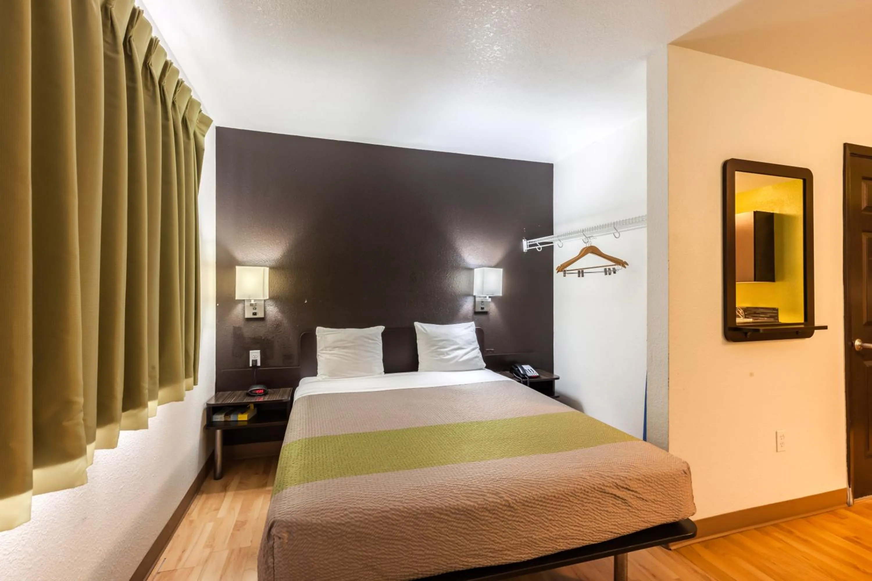 Bedroom, Bed in Studio 6-Port Arthur, TX - SE