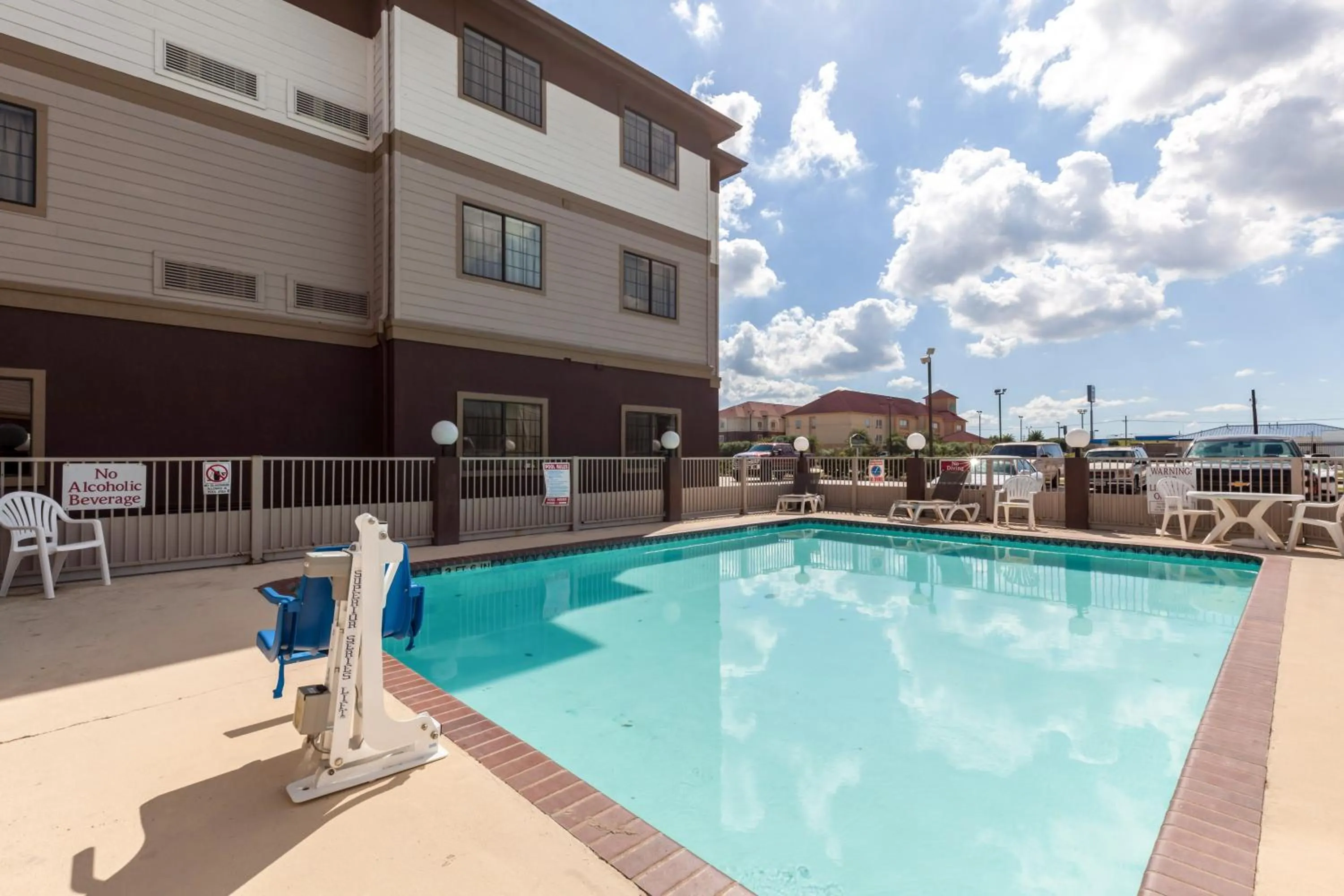 Swimming pool in Studio 6-Port Arthur, TX - SE