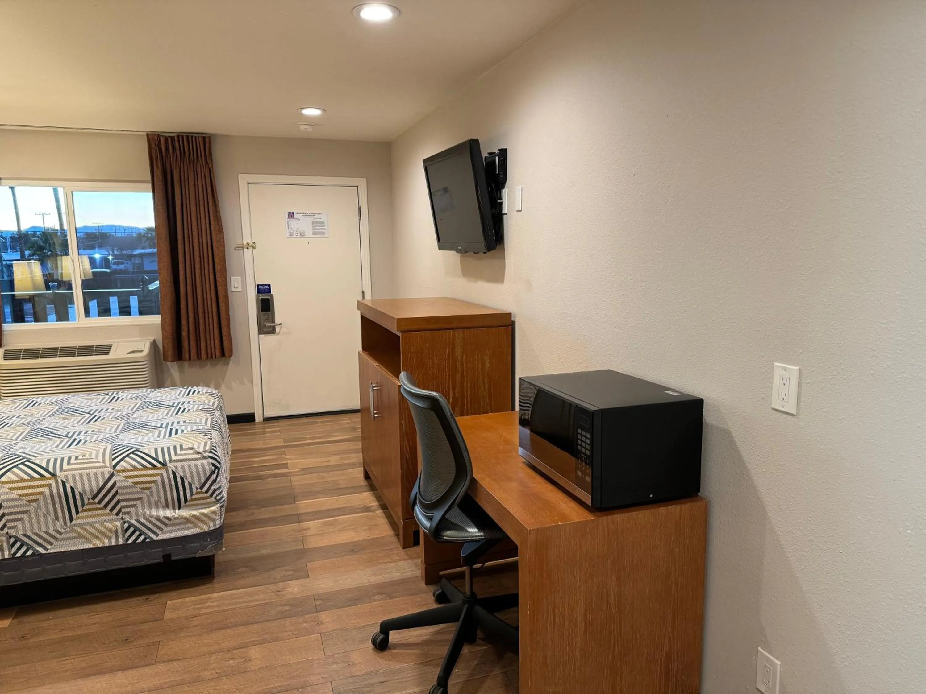 Bedroom, Bed in Motel 6 Ridgecrest, CA China Lake