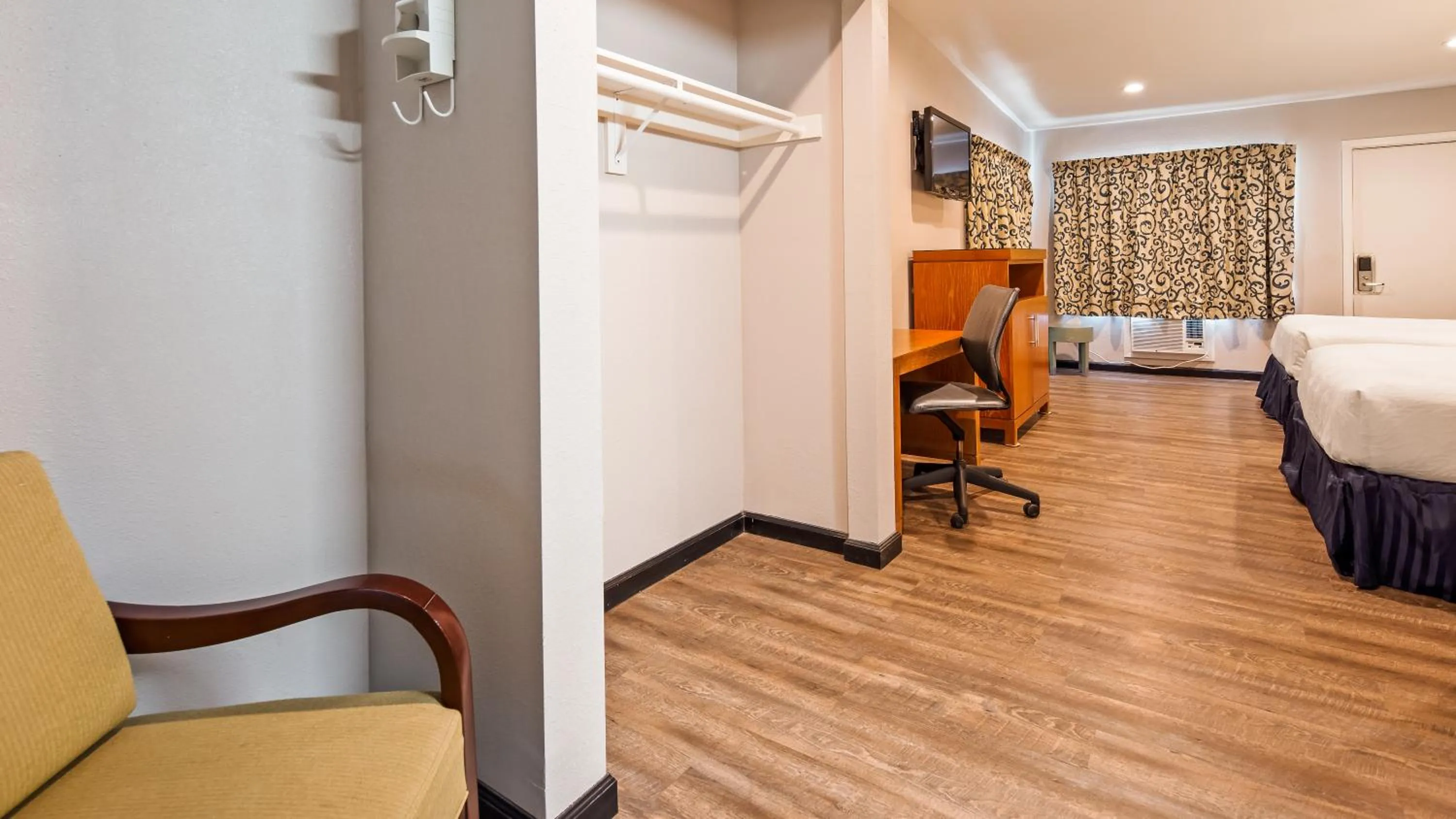 Bed in Motel 6 Ridgecrest, CA China Lake