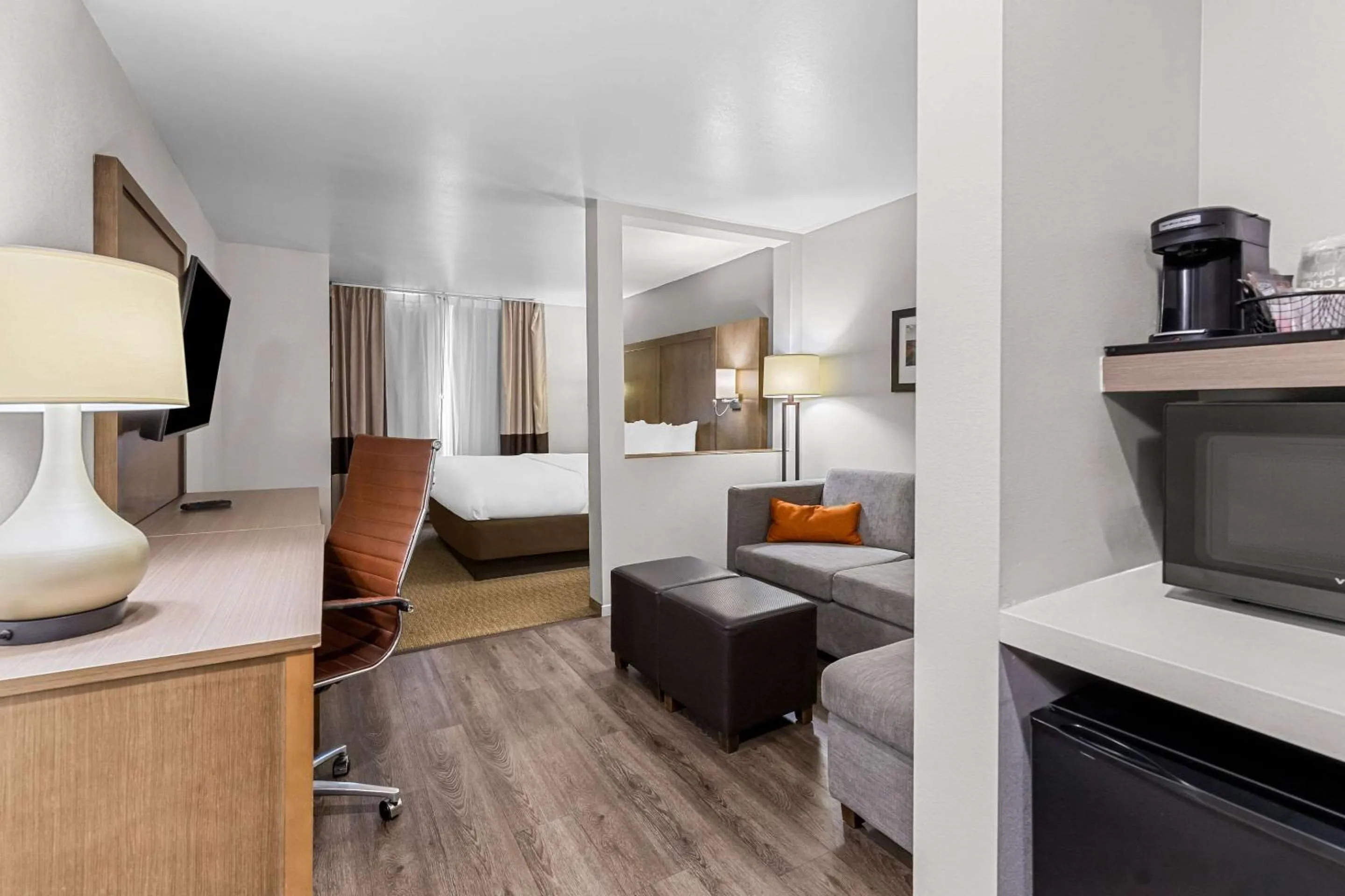 Bedroom, Bed in Comfort Suites Columbia I-65