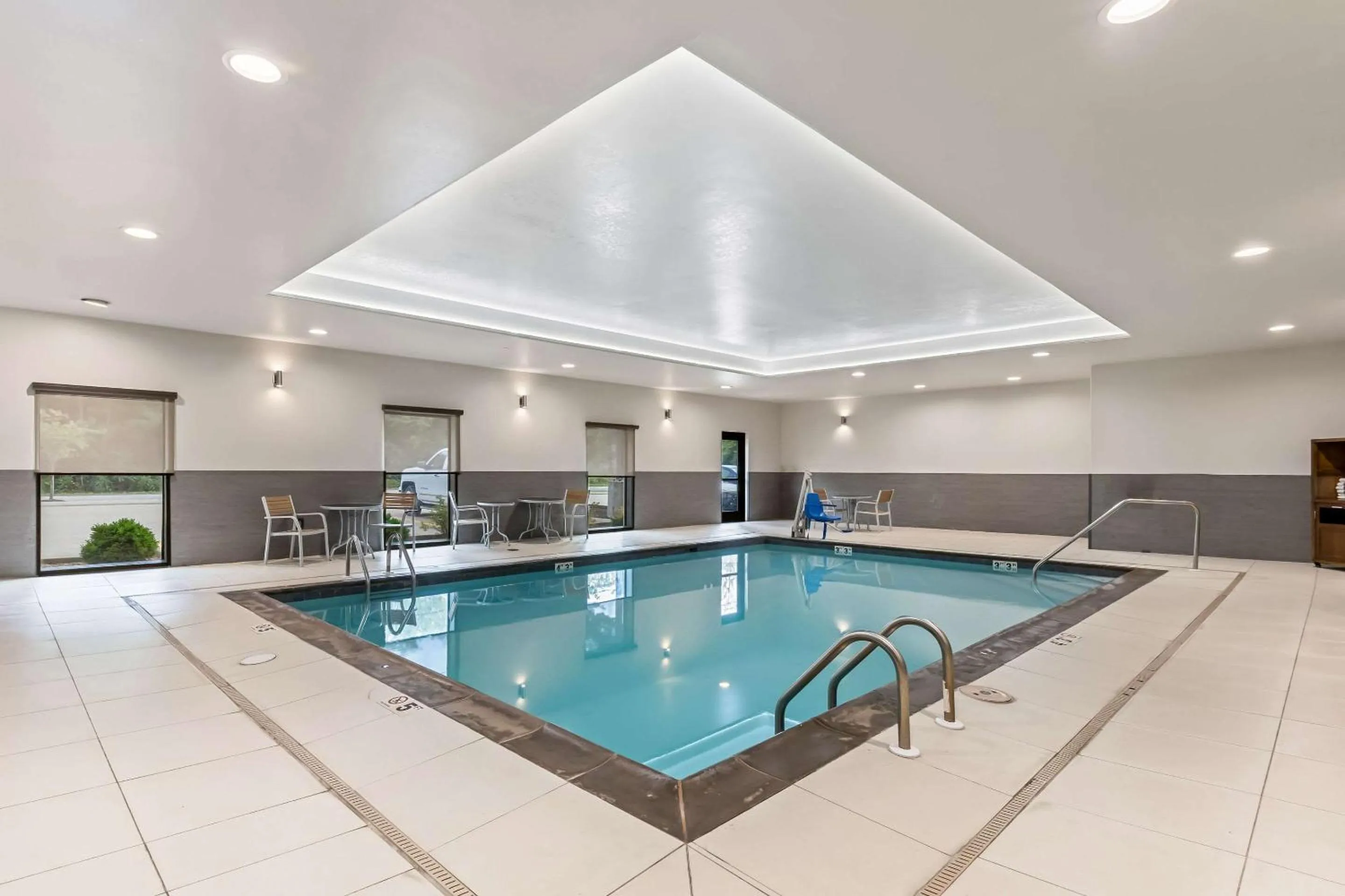 Swimming pool in Comfort Suites Columbia I-65