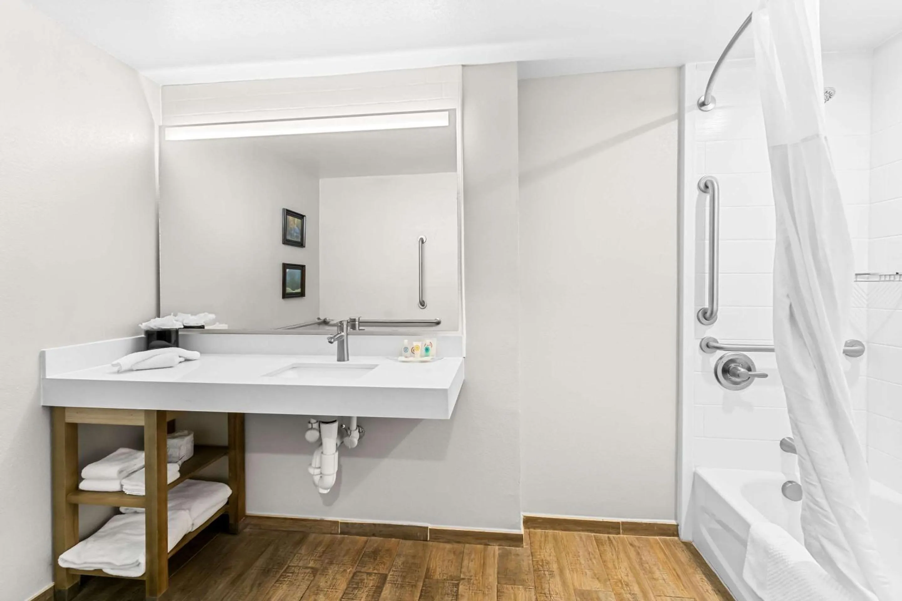 Bedroom in Comfort Suites Columbia I-65