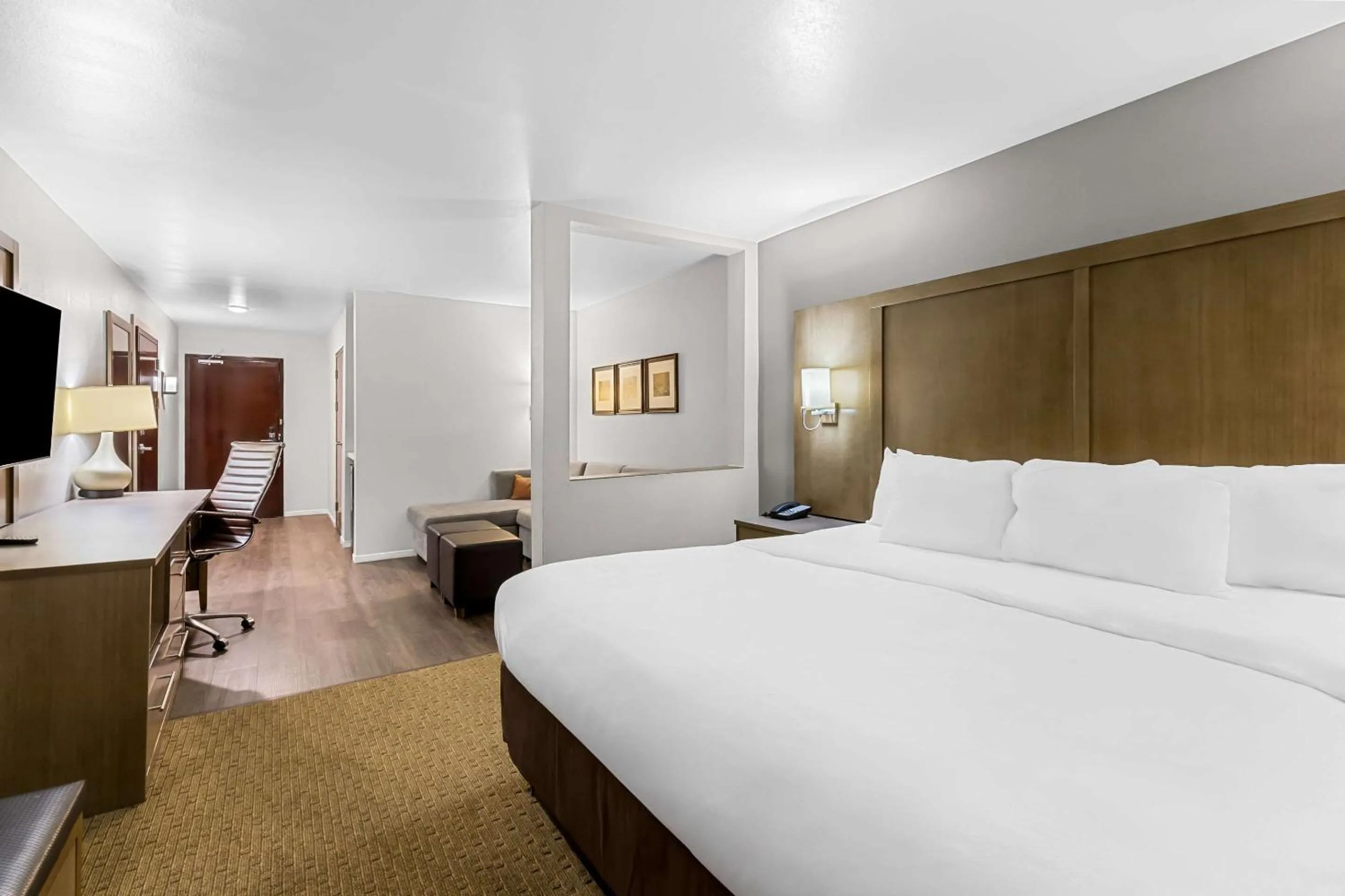 Bedroom, Bed in Comfort Suites Columbia I-65