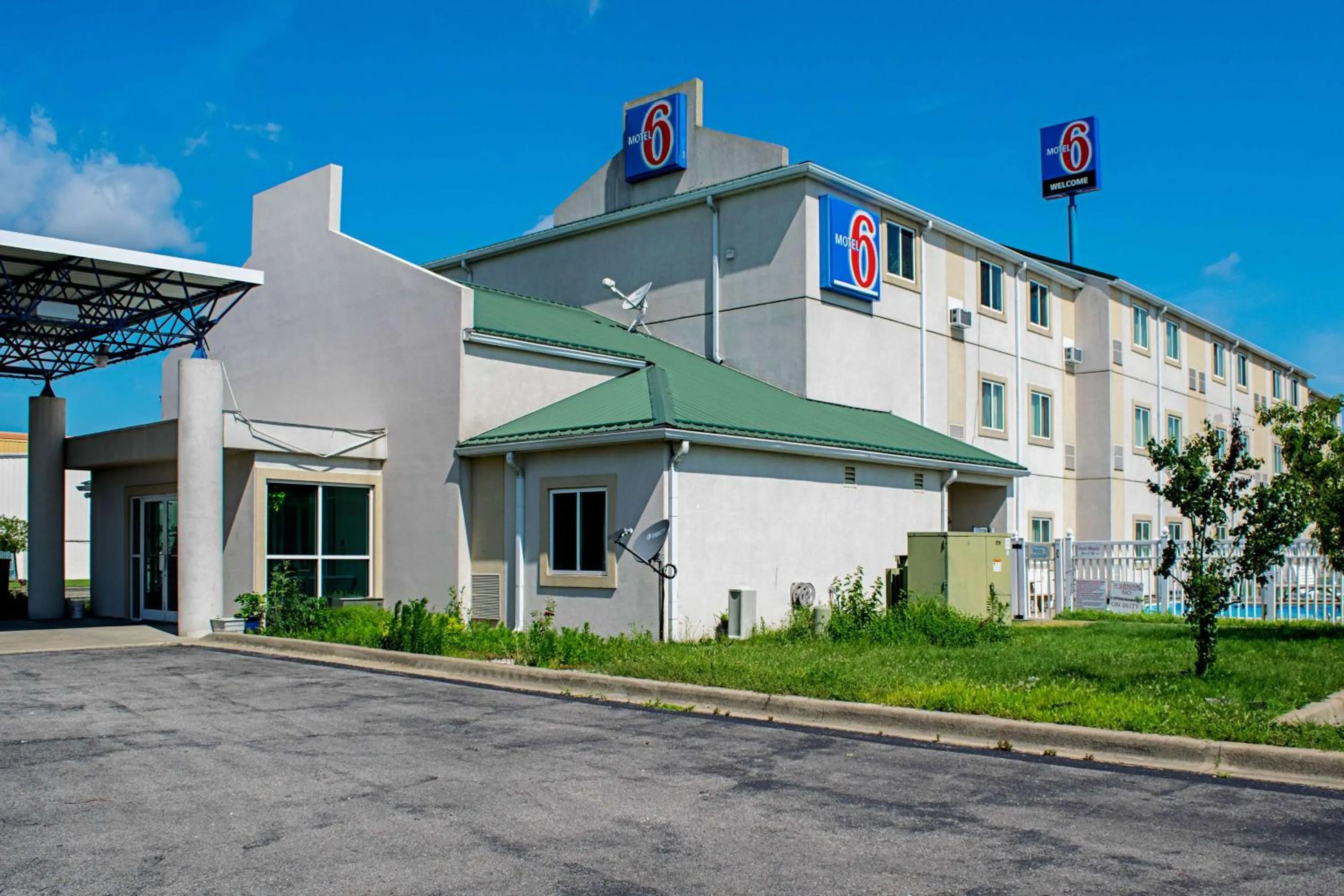 Property building in Motel 6-Seymour, IN - North