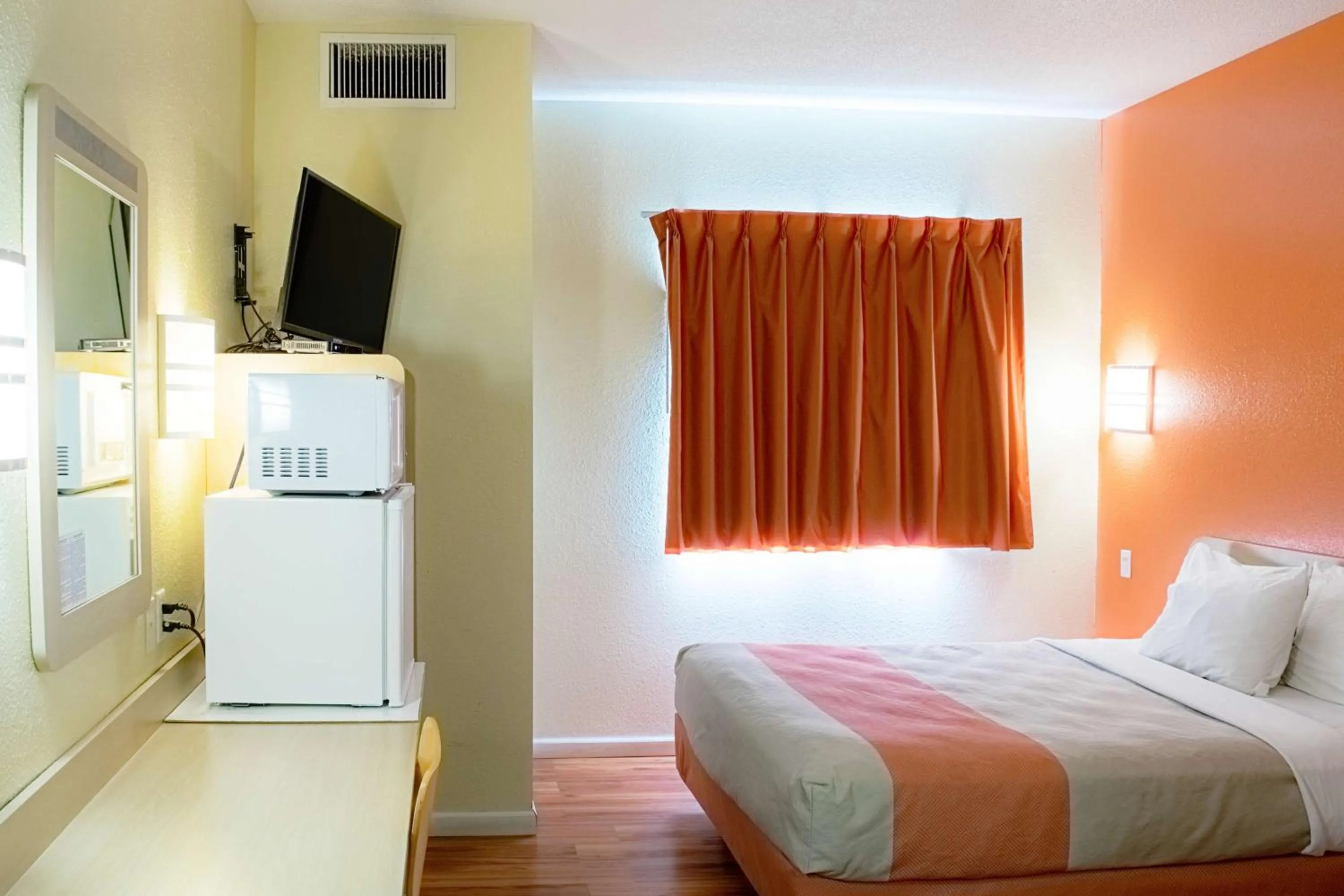 Photo of the whole room, Bed in Motel 6-Seymour, IN - North