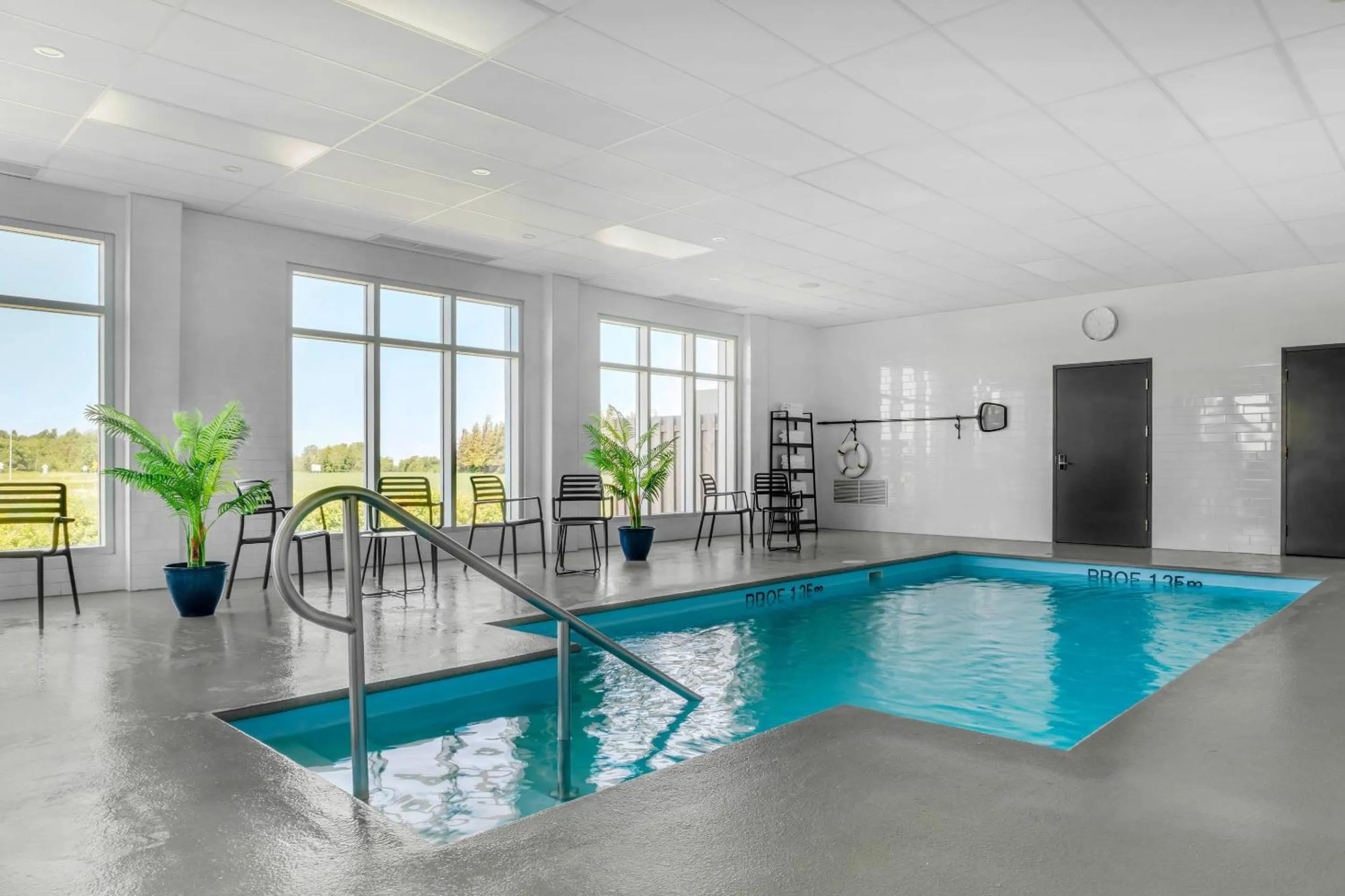 Swimming pool in Quality Inn & Suites