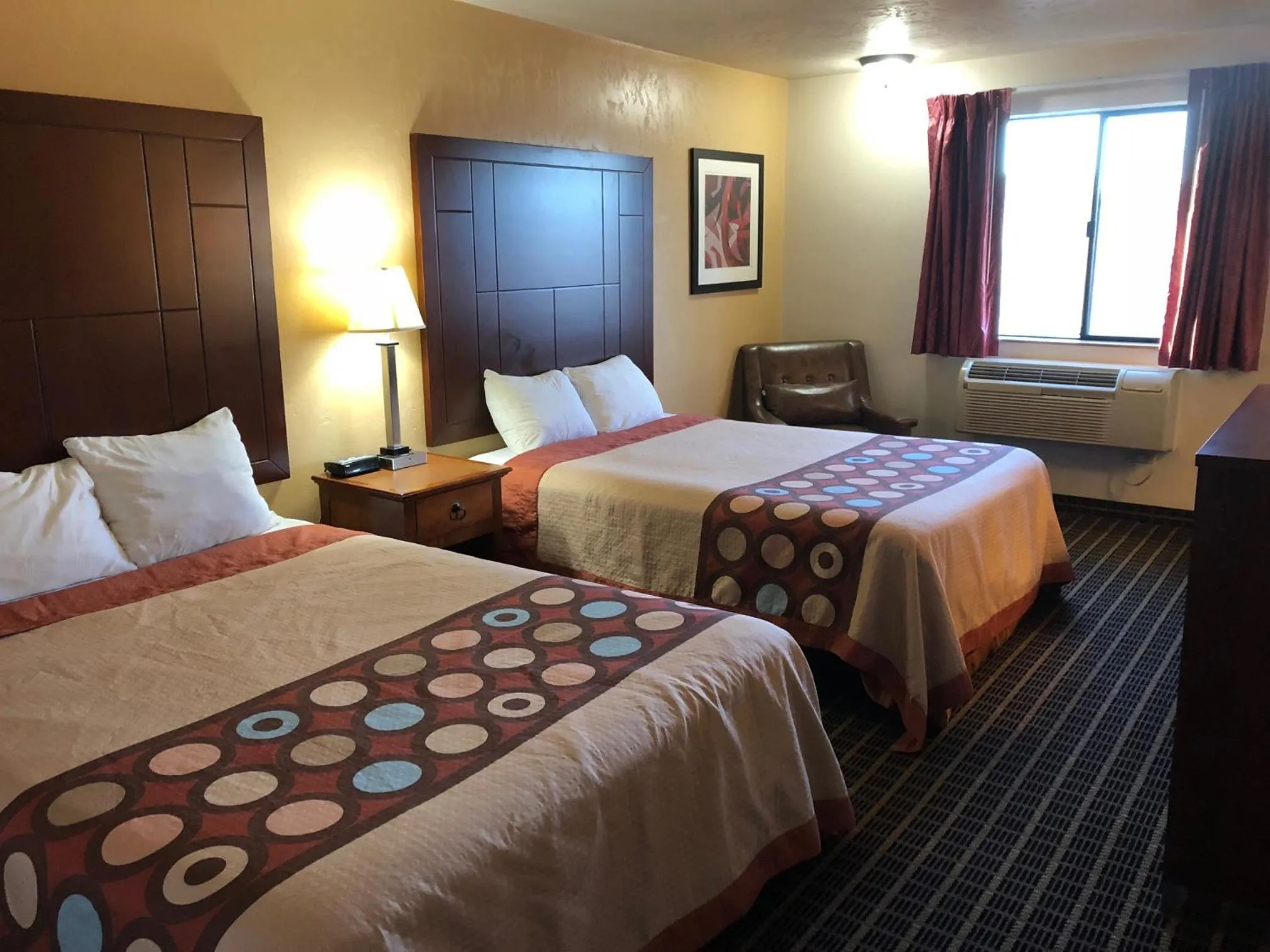 Bedroom, Bed in Super 8 by Wyndham Klamath Falls