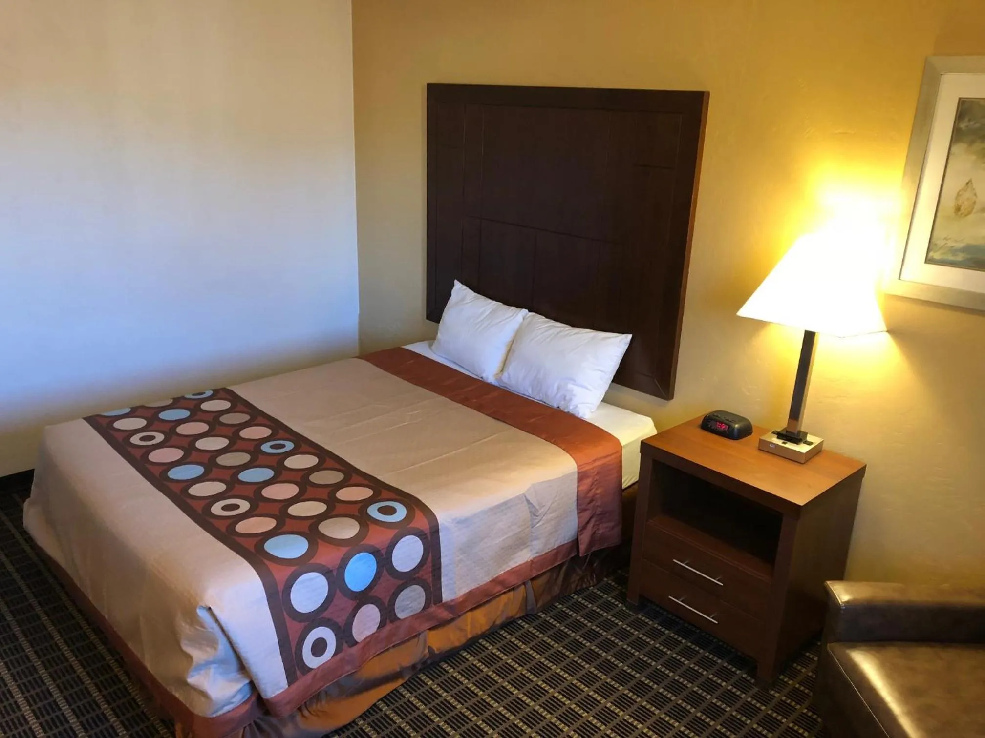 Bedroom, Bed in Super 8 by Wyndham Klamath Falls