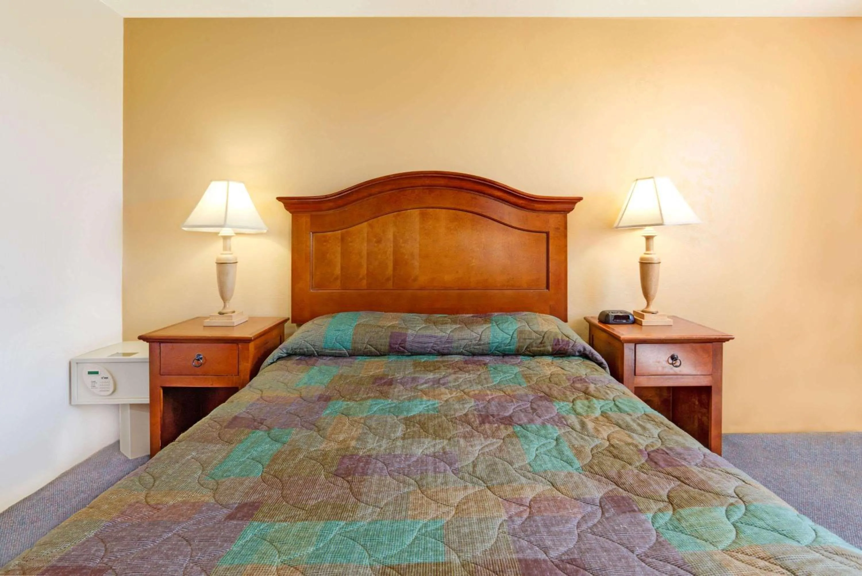 Photo of the whole room, Bed in Super 8 by Wyndham Klamath Falls