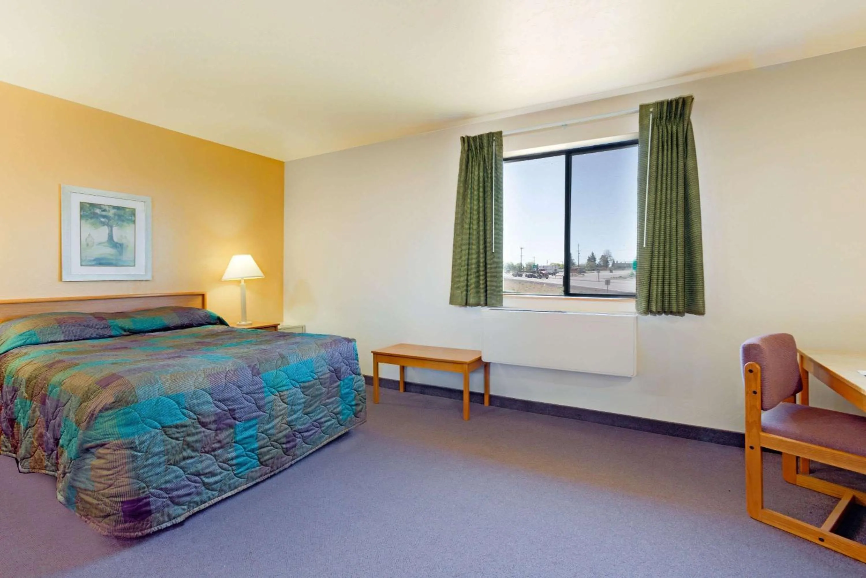 Photo of the whole room, Bed in Super 8 by Wyndham Klamath Falls