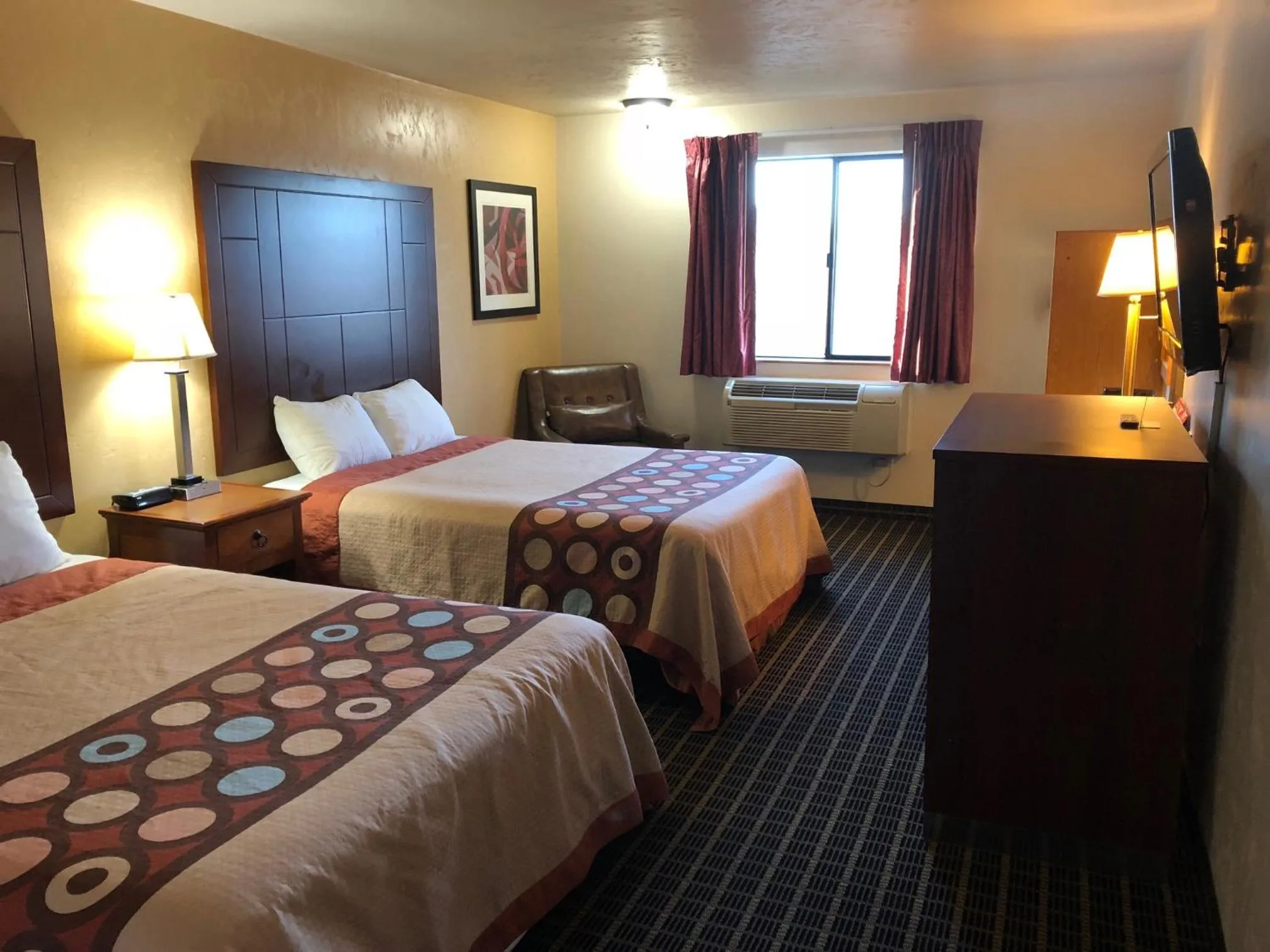 Bedroom, Bed in Super 8 by Wyndham Klamath Falls