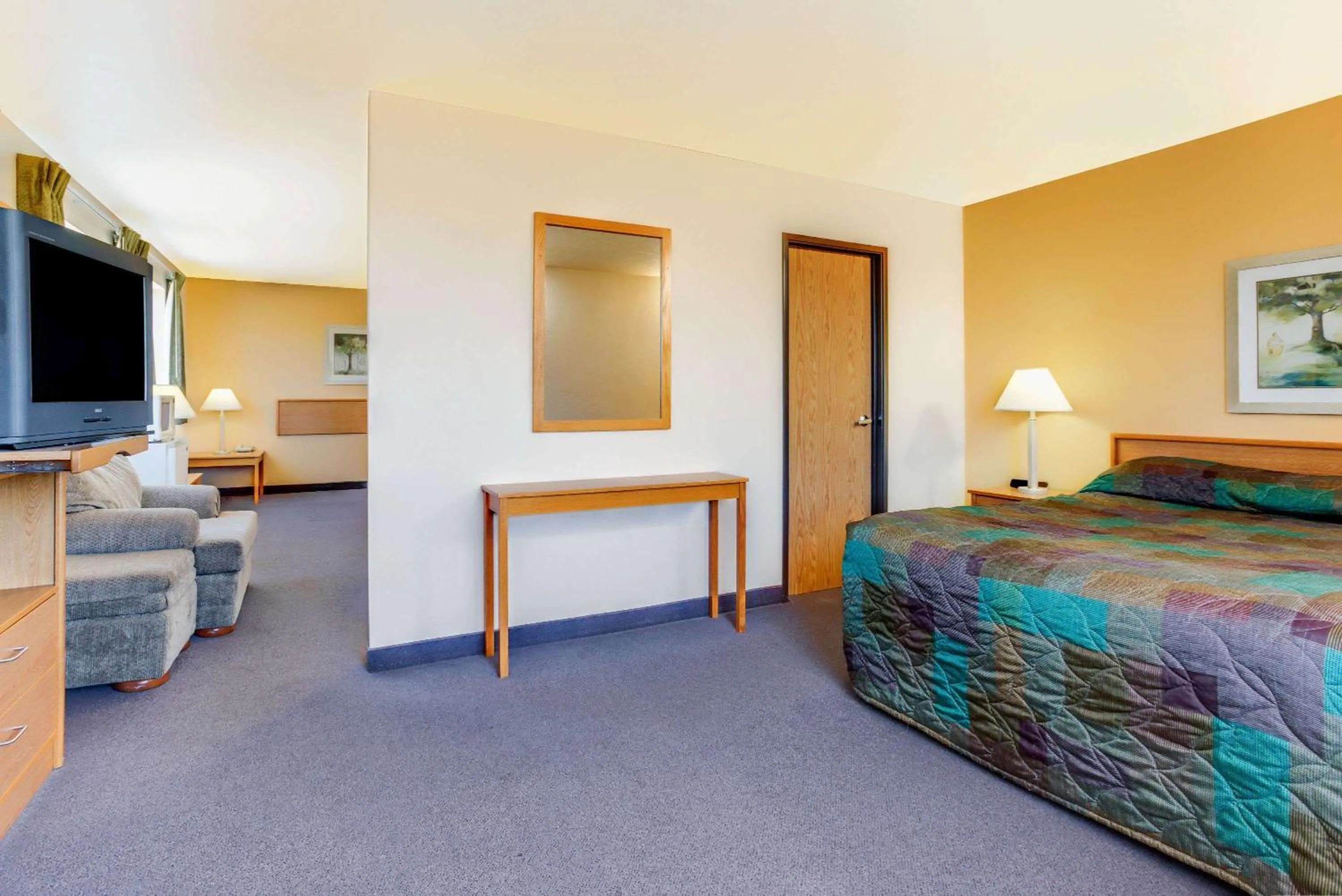 Photo of the whole room, Bed in Super 8 by Wyndham Klamath Falls