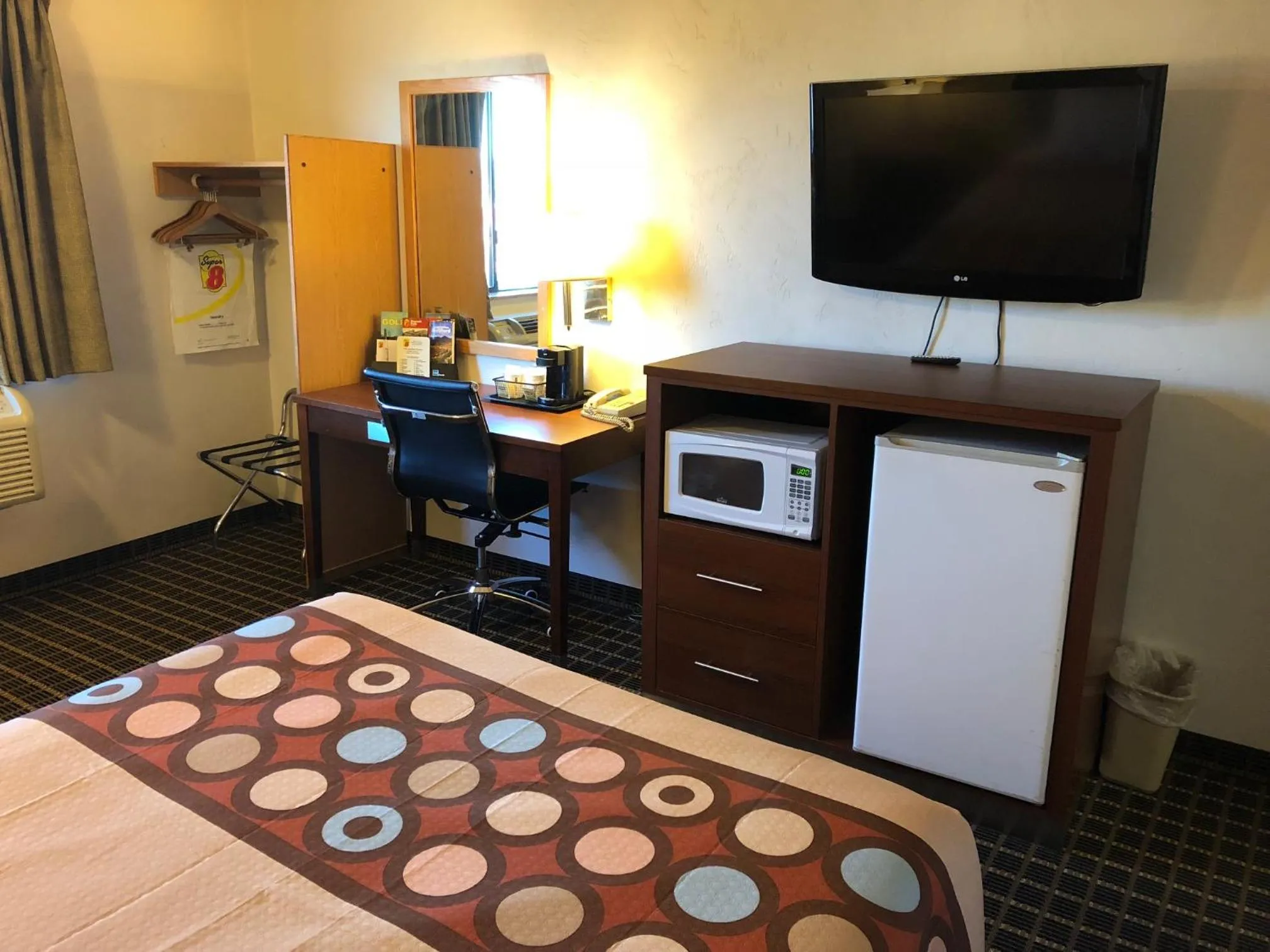 Bedroom, Bed in Super 8 by Wyndham Klamath Falls