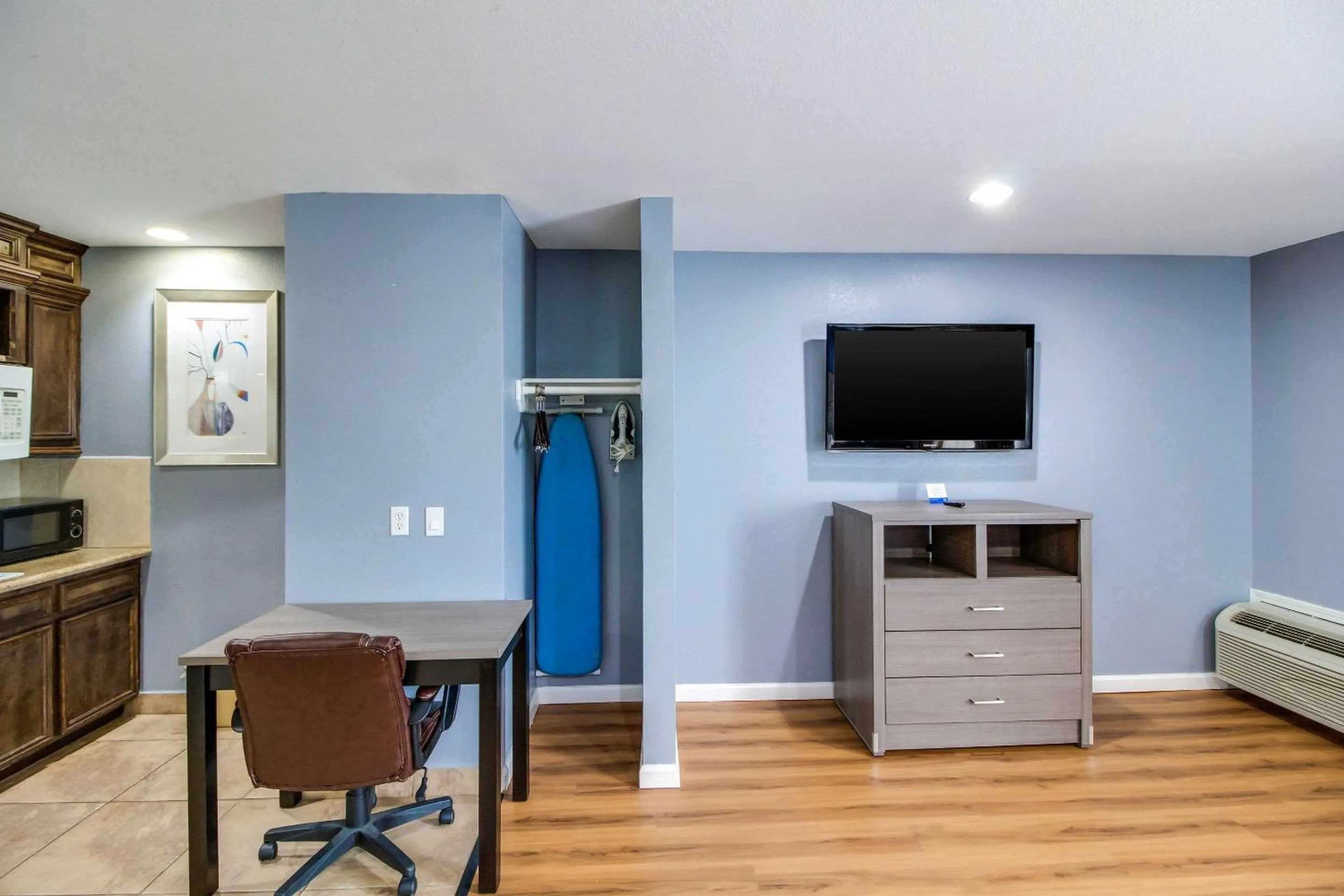 Bedroom in Rodeway Inn & Suites Port Arthur - Groves