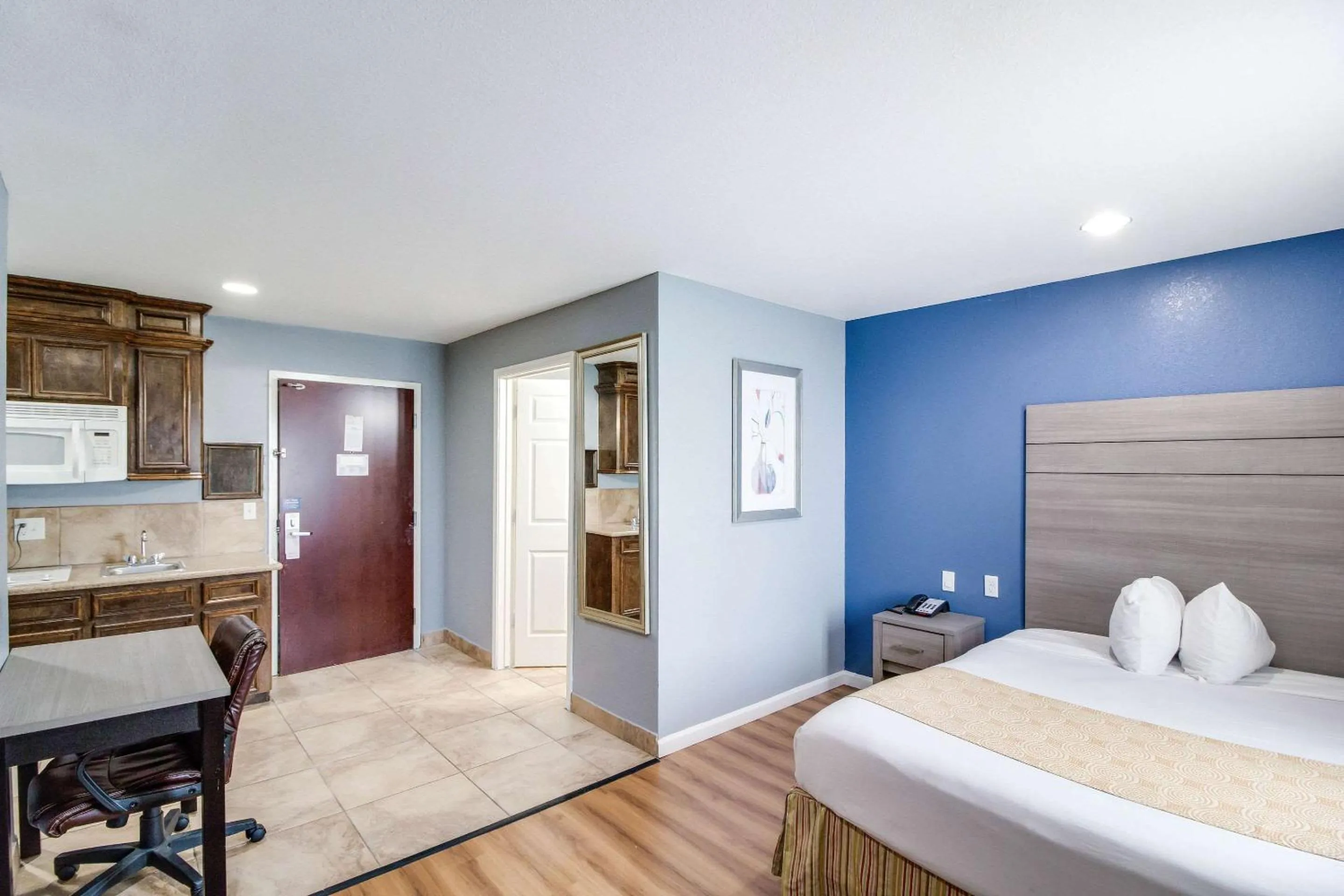 Bedroom in Rodeway Inn & Suites Port Arthur - Groves