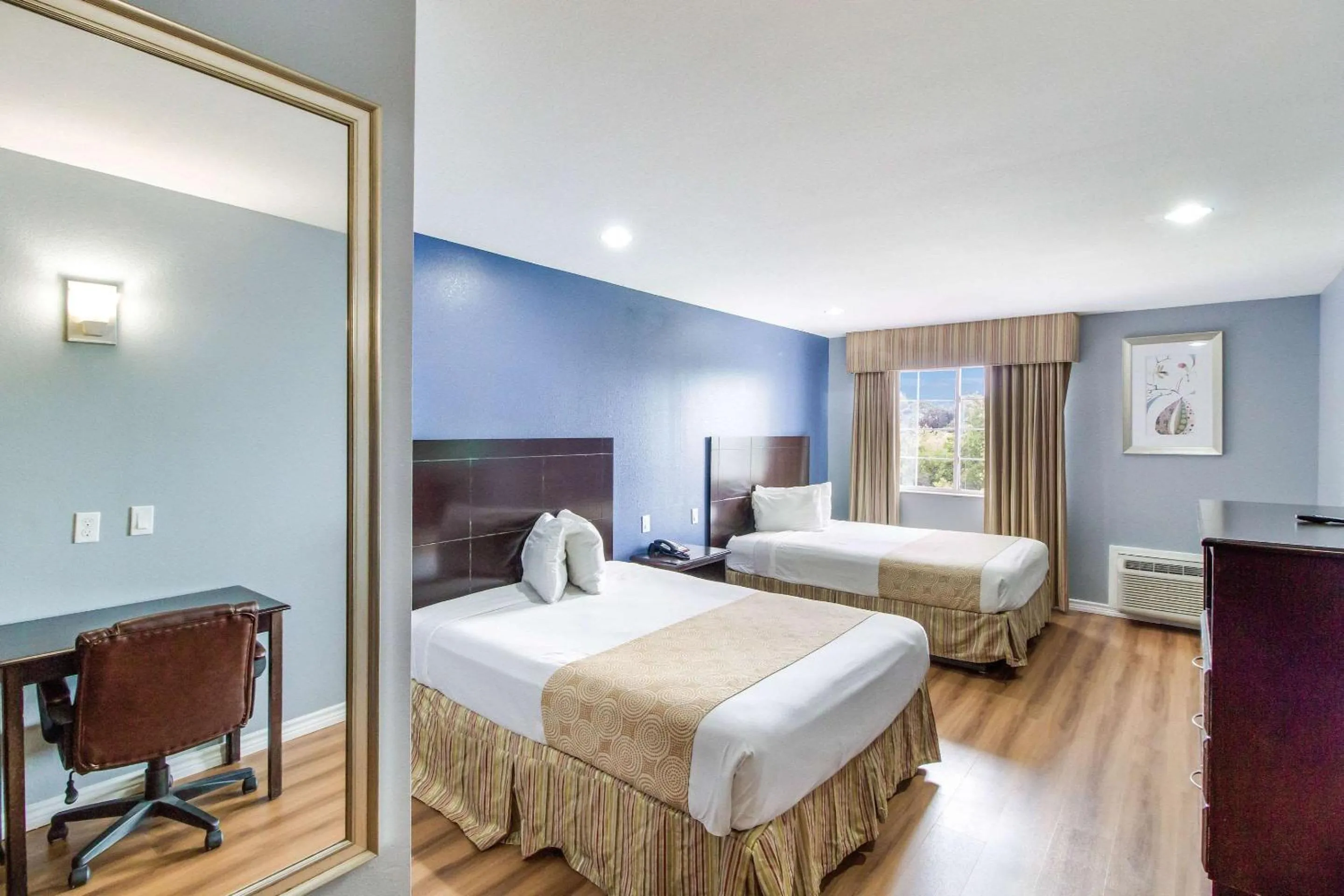 Bedroom in Rodeway Inn & Suites Port Arthur - Groves