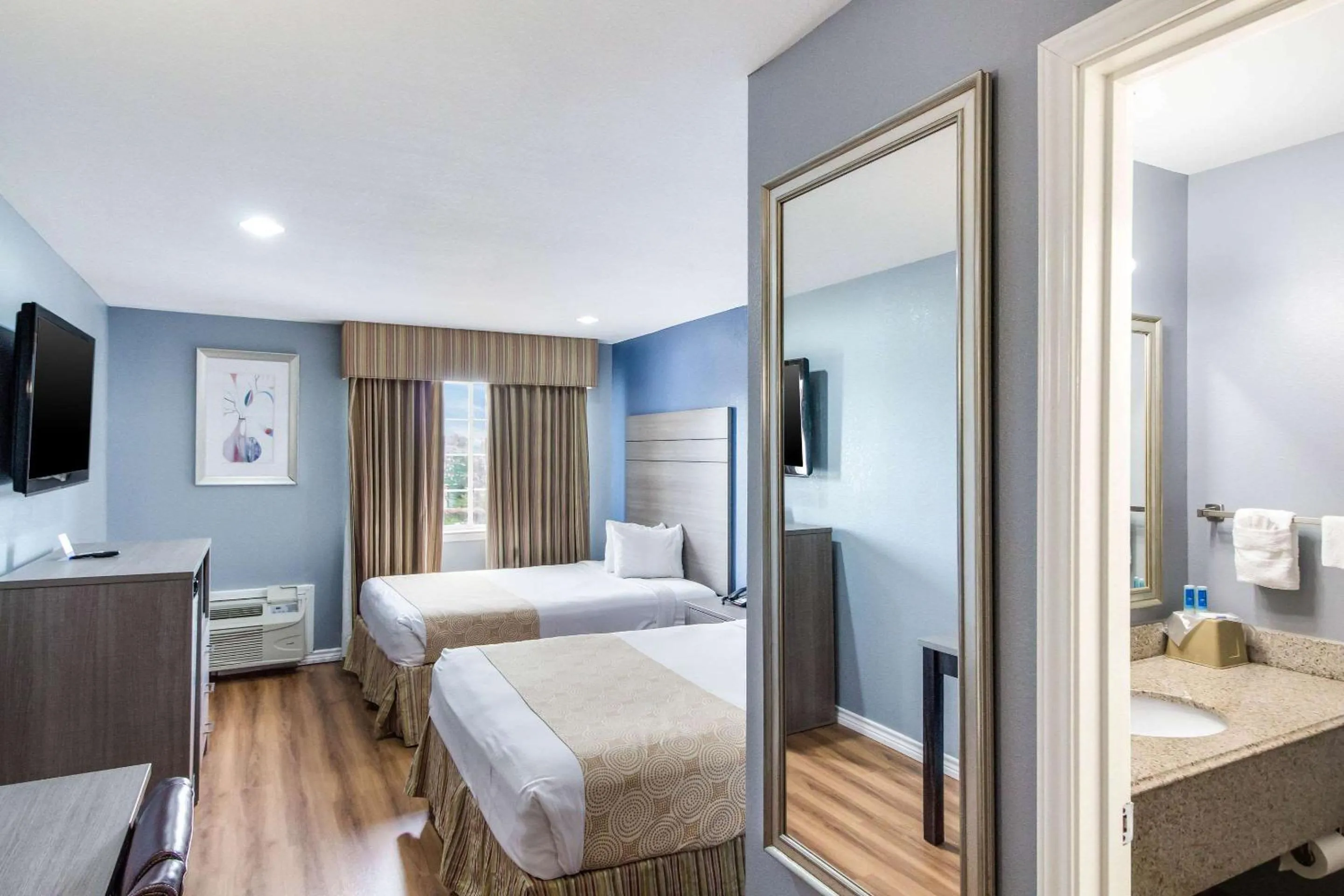 Bedroom in Rodeway Inn & Suites Port Arthur - Groves