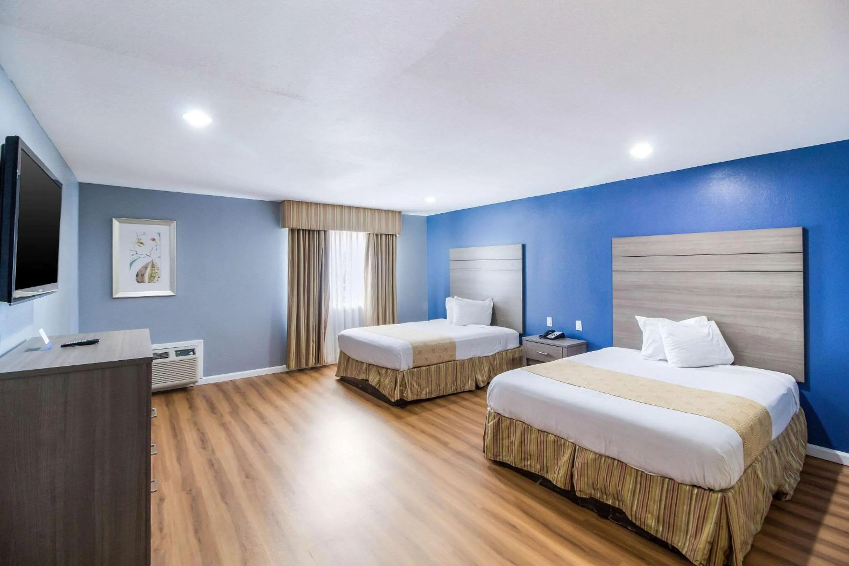 Bedroom in Rodeway Inn & Suites Port Arthur - Groves