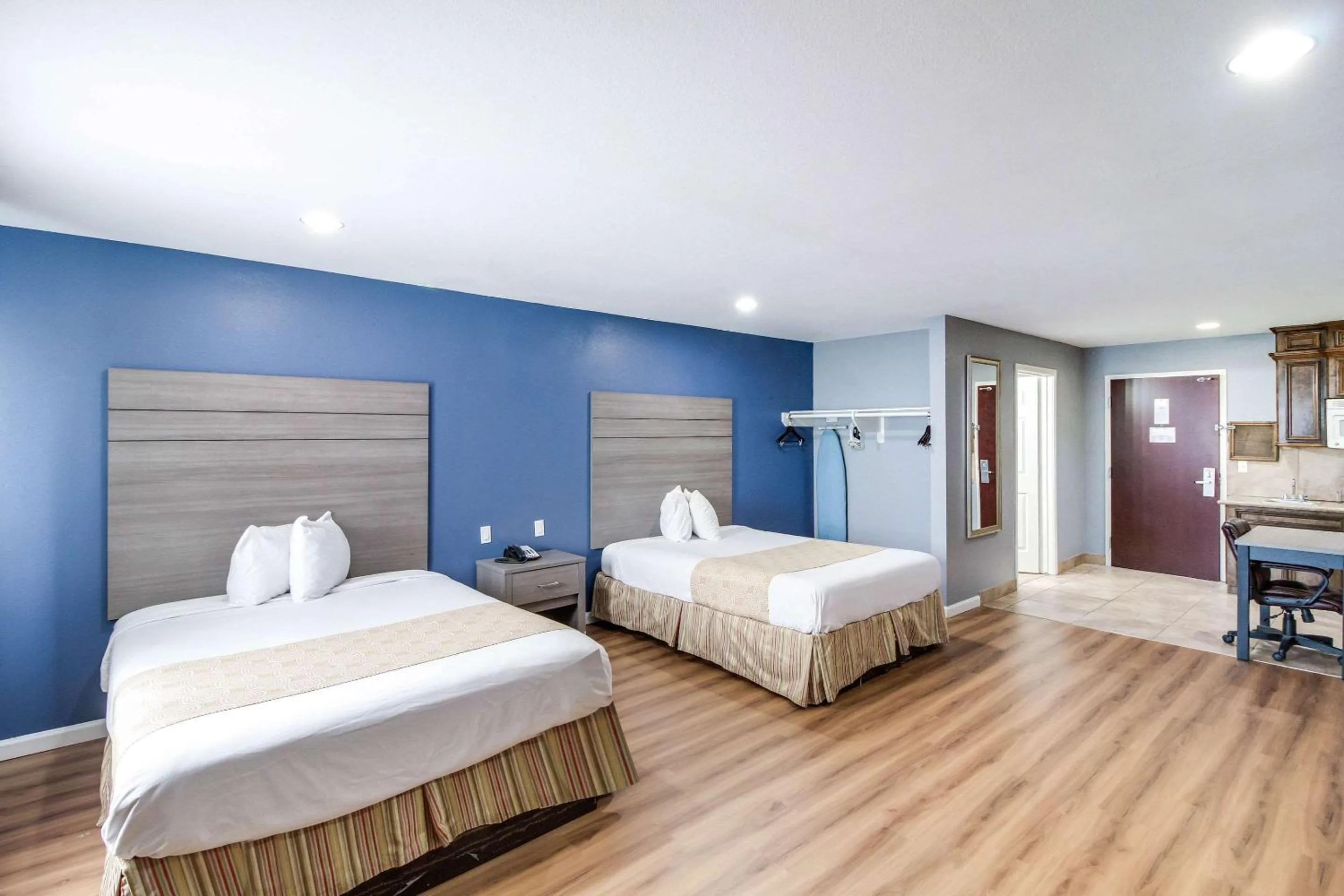 Bedroom in Rodeway Inn & Suites Port Arthur - Groves