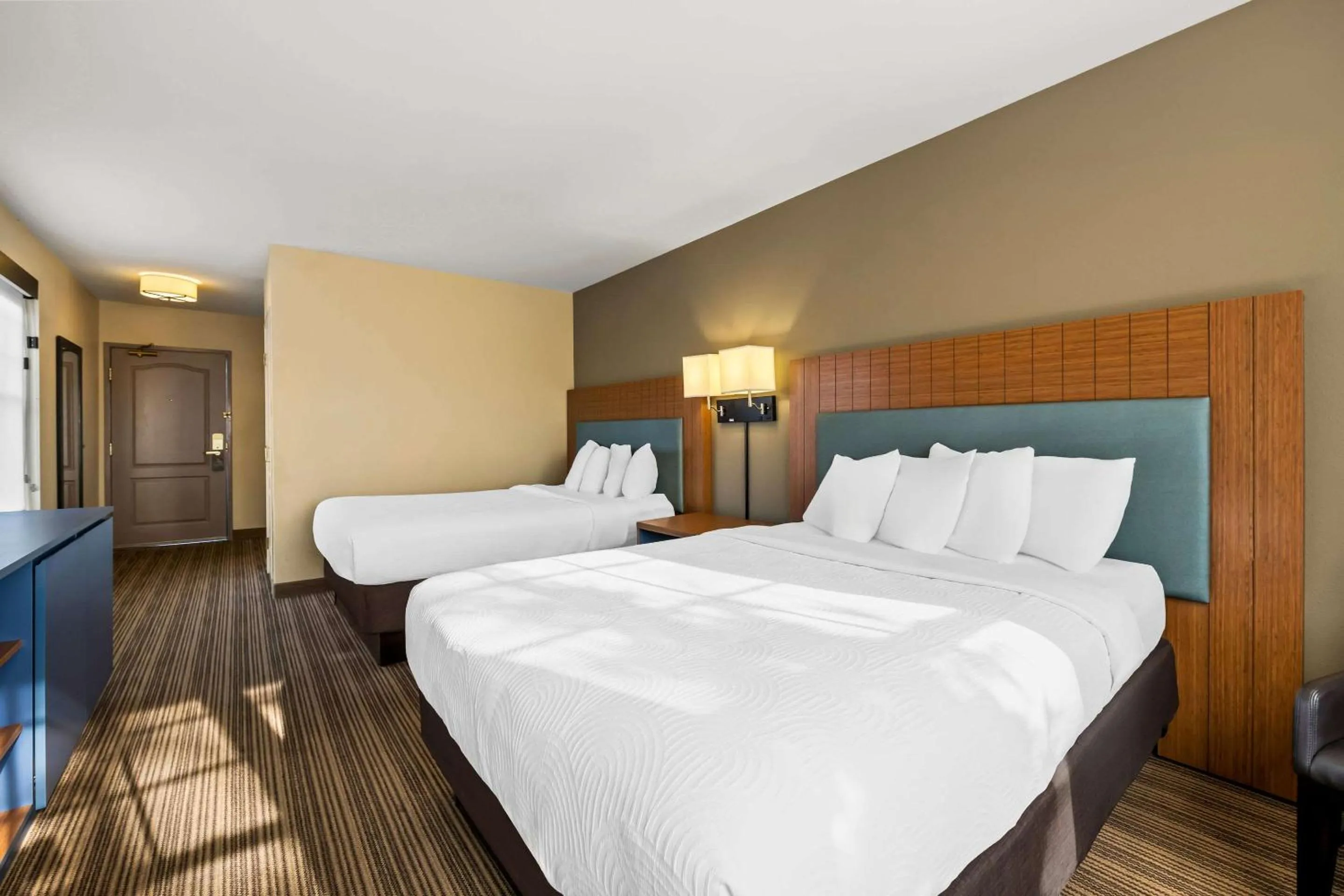 Bedroom, Bed in Country Inn & Suites by Radisson, Red Wing, MN