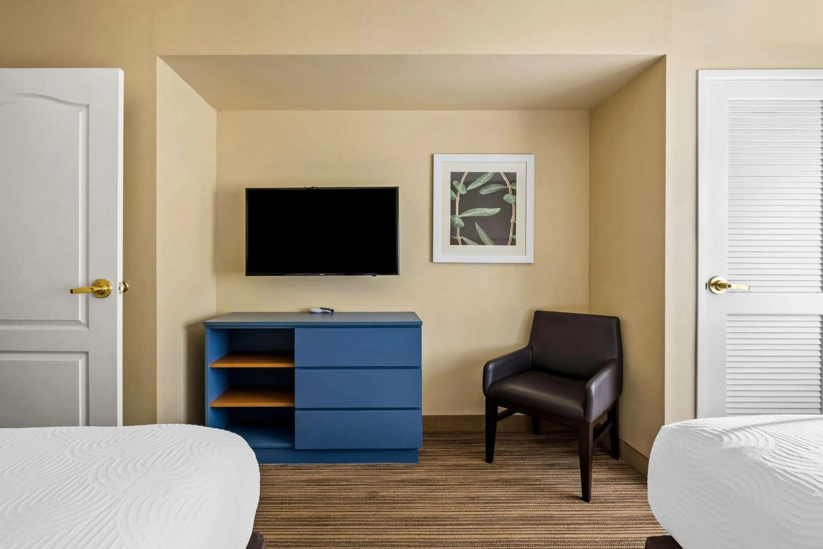 Bedroom, Bed in Country Inn & Suites by Radisson, Red Wing, MN