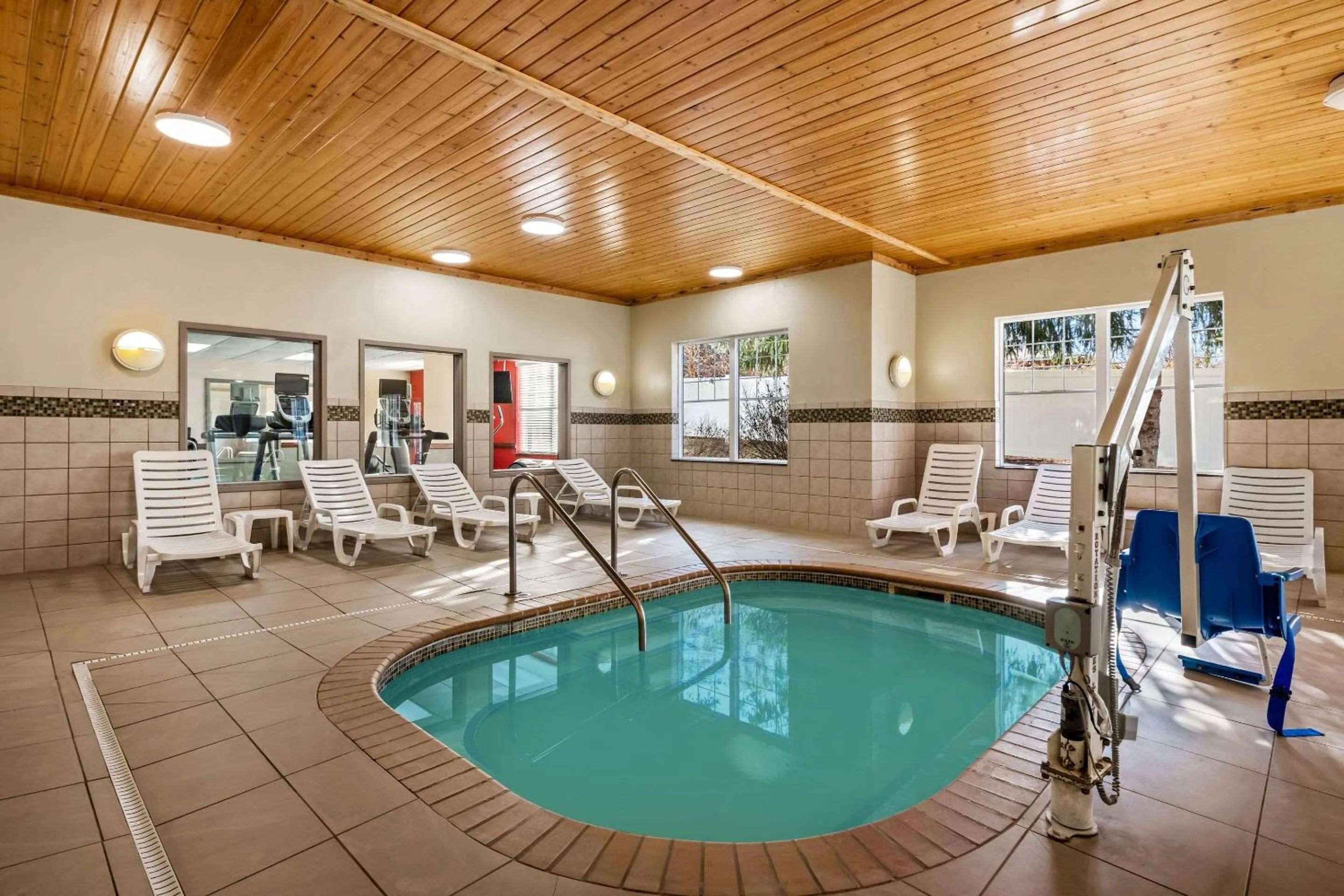 Swimming pool in Country Inn & Suites by Radisson, Red Wing, MN