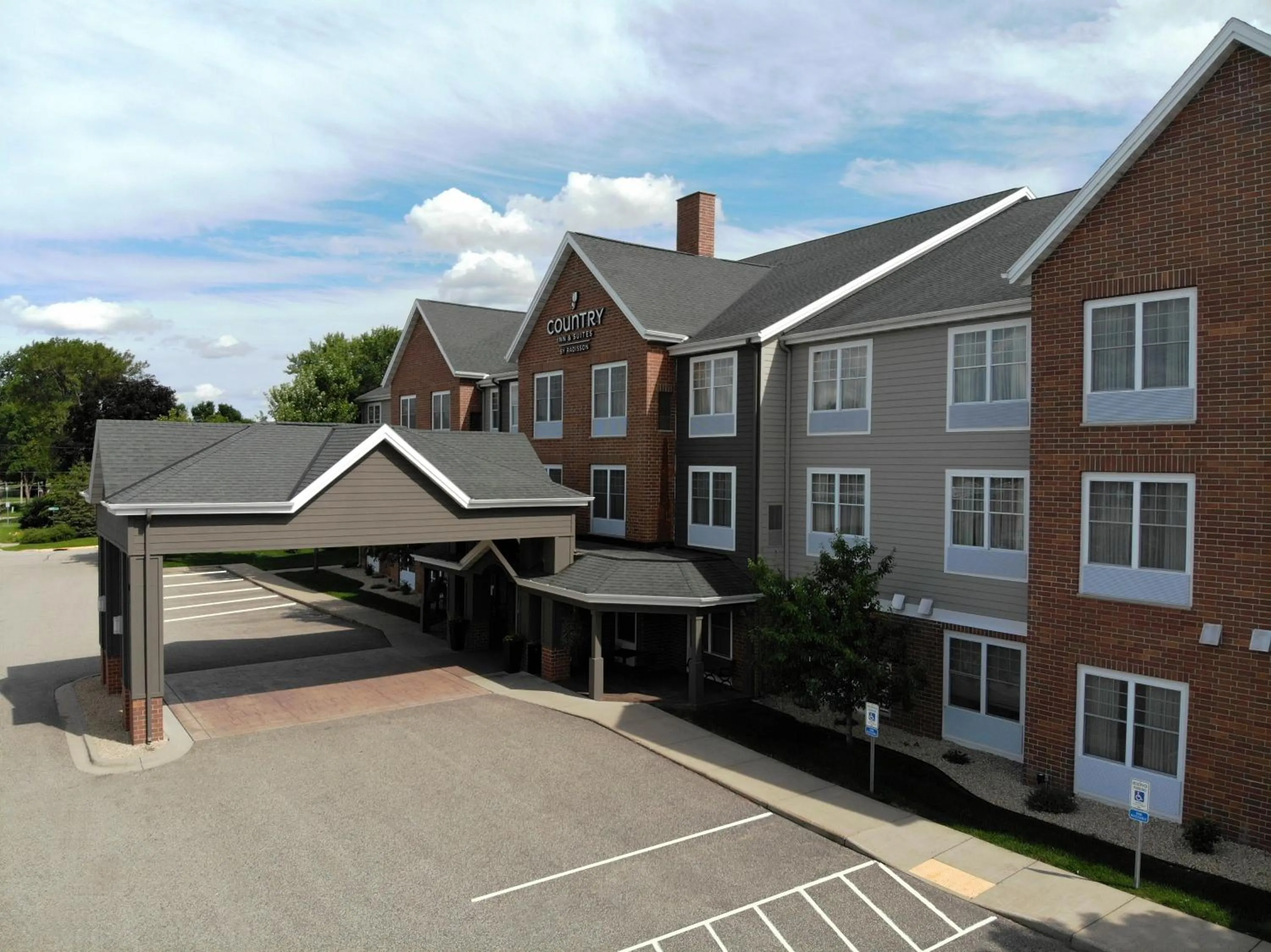 Property building in Country Inn & Suites by Radisson, Red Wing, MN