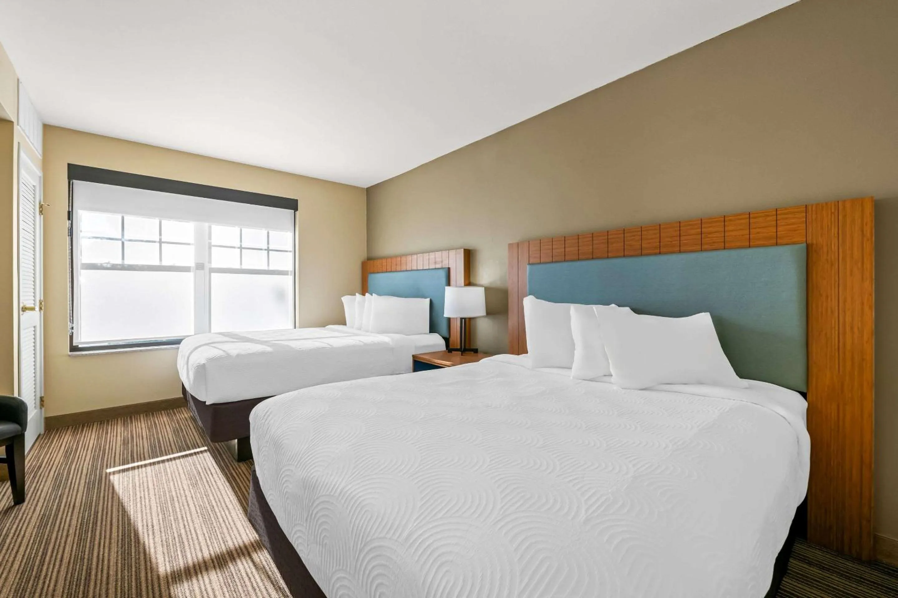 Bedroom, Bed in Country Inn & Suites by Radisson, Red Wing, MN