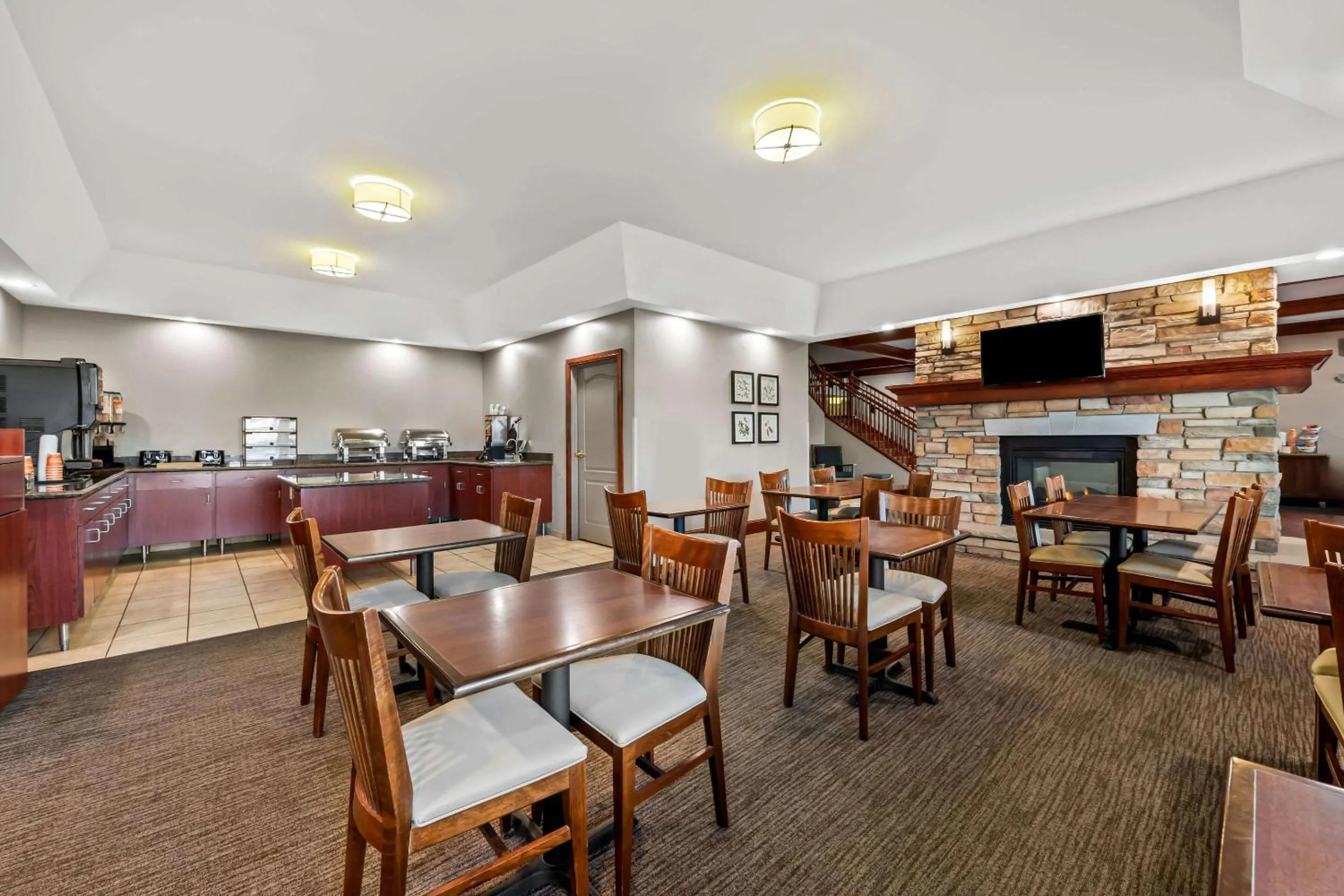 Breakfast in Country Inn & Suites by Radisson, Red Wing, MN