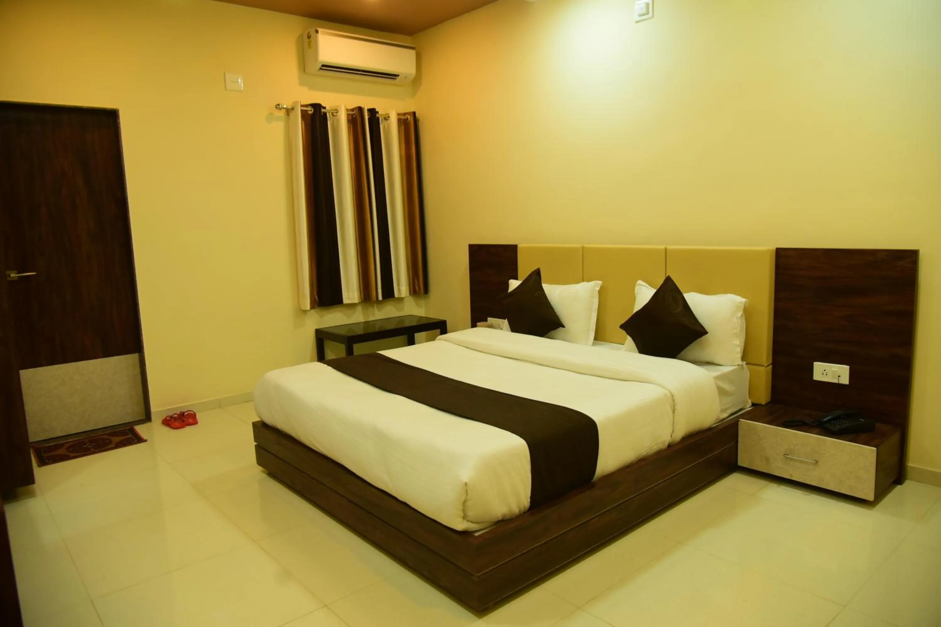 Bedroom, Bed in Hotel Savera Palace