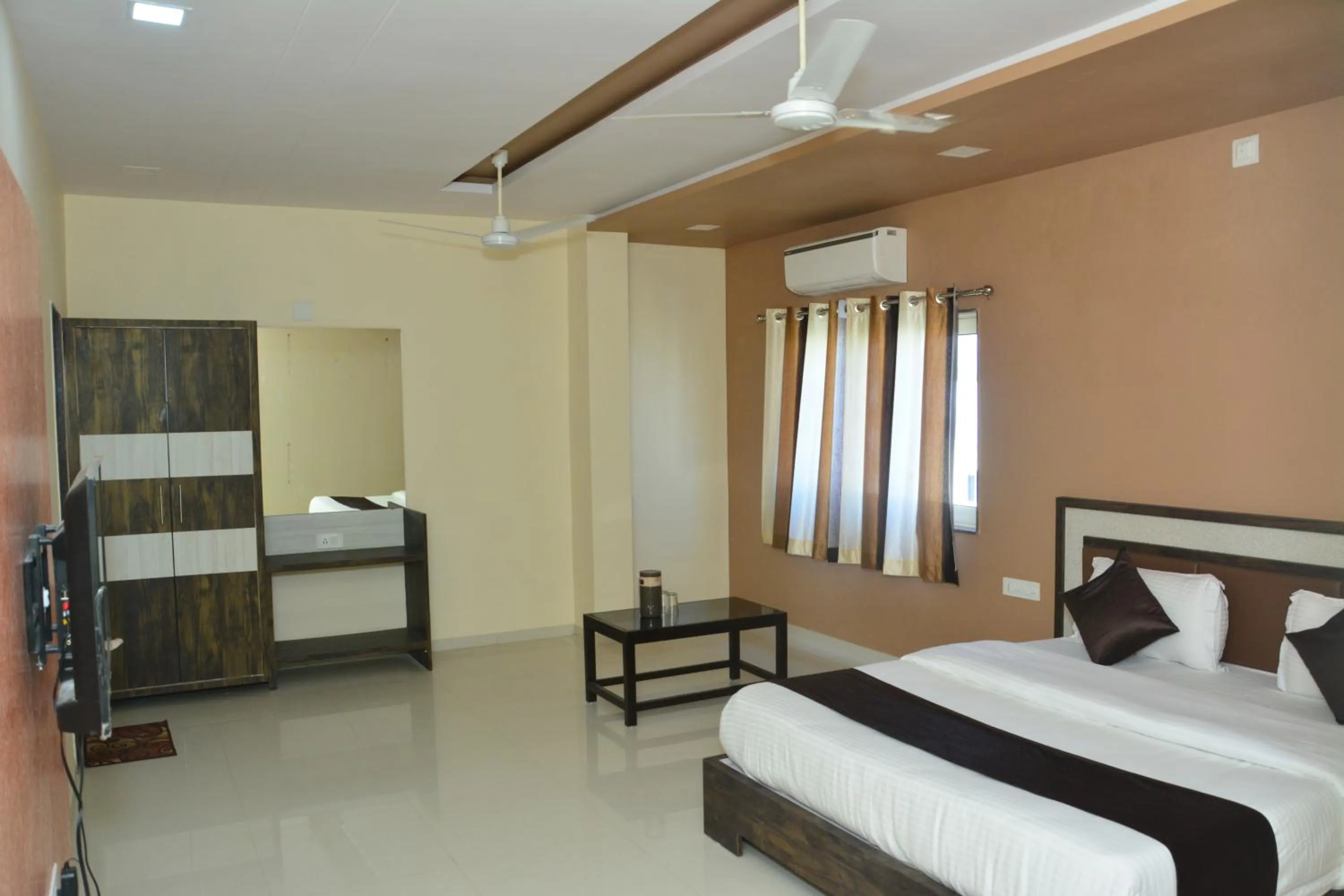 Photo of the whole room, Bed in Hotel Savera Palace