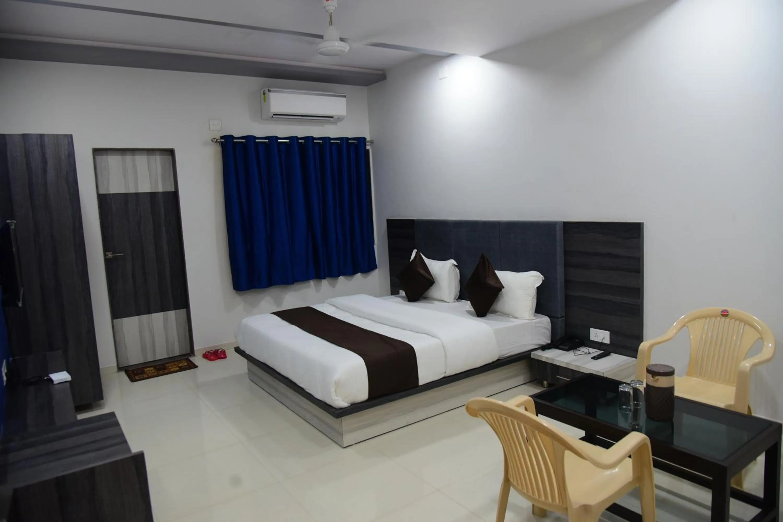 Bed in Hotel Savera Palace