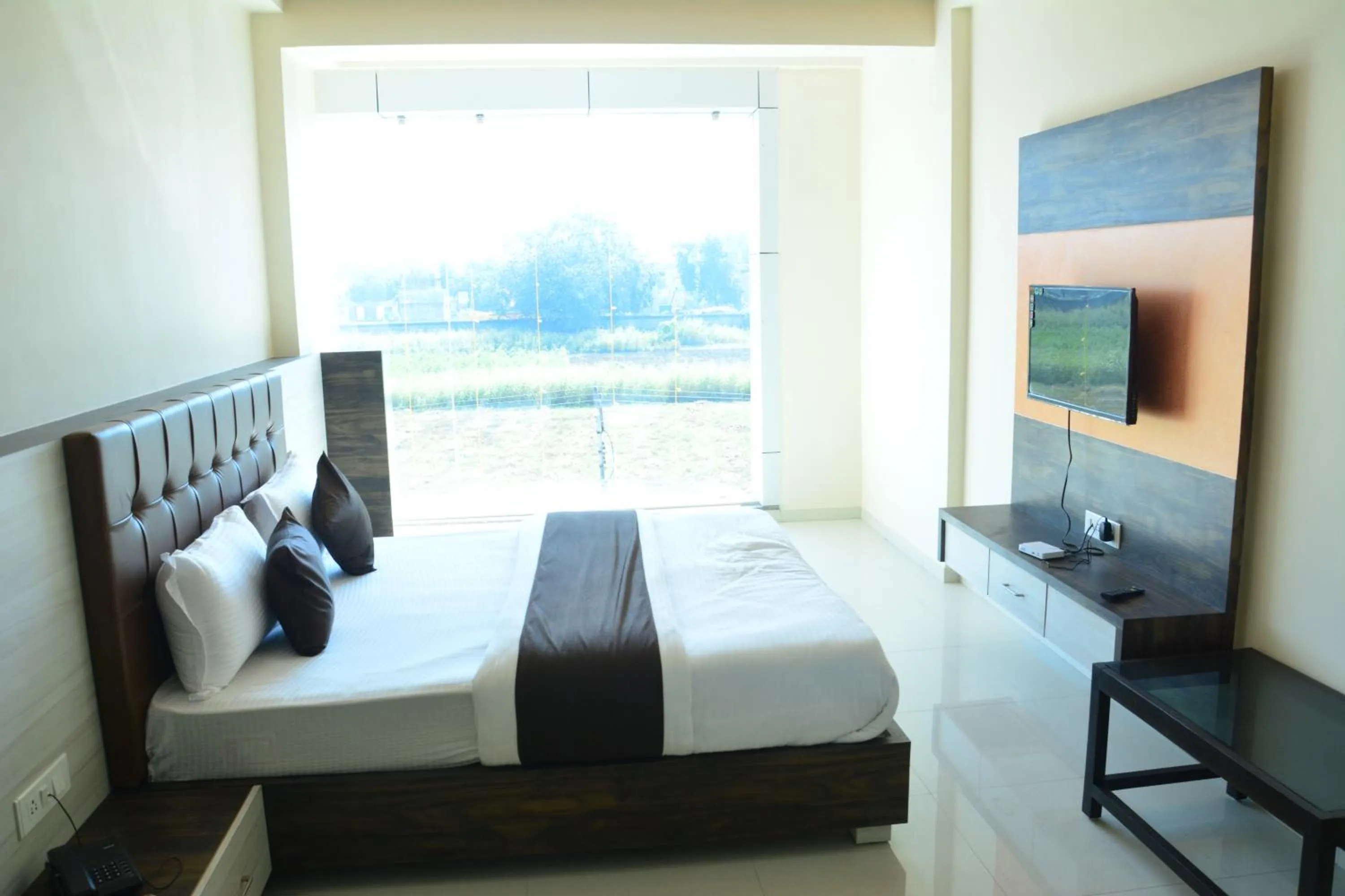 Photo of the whole room, Bed in Hotel Savera Palace