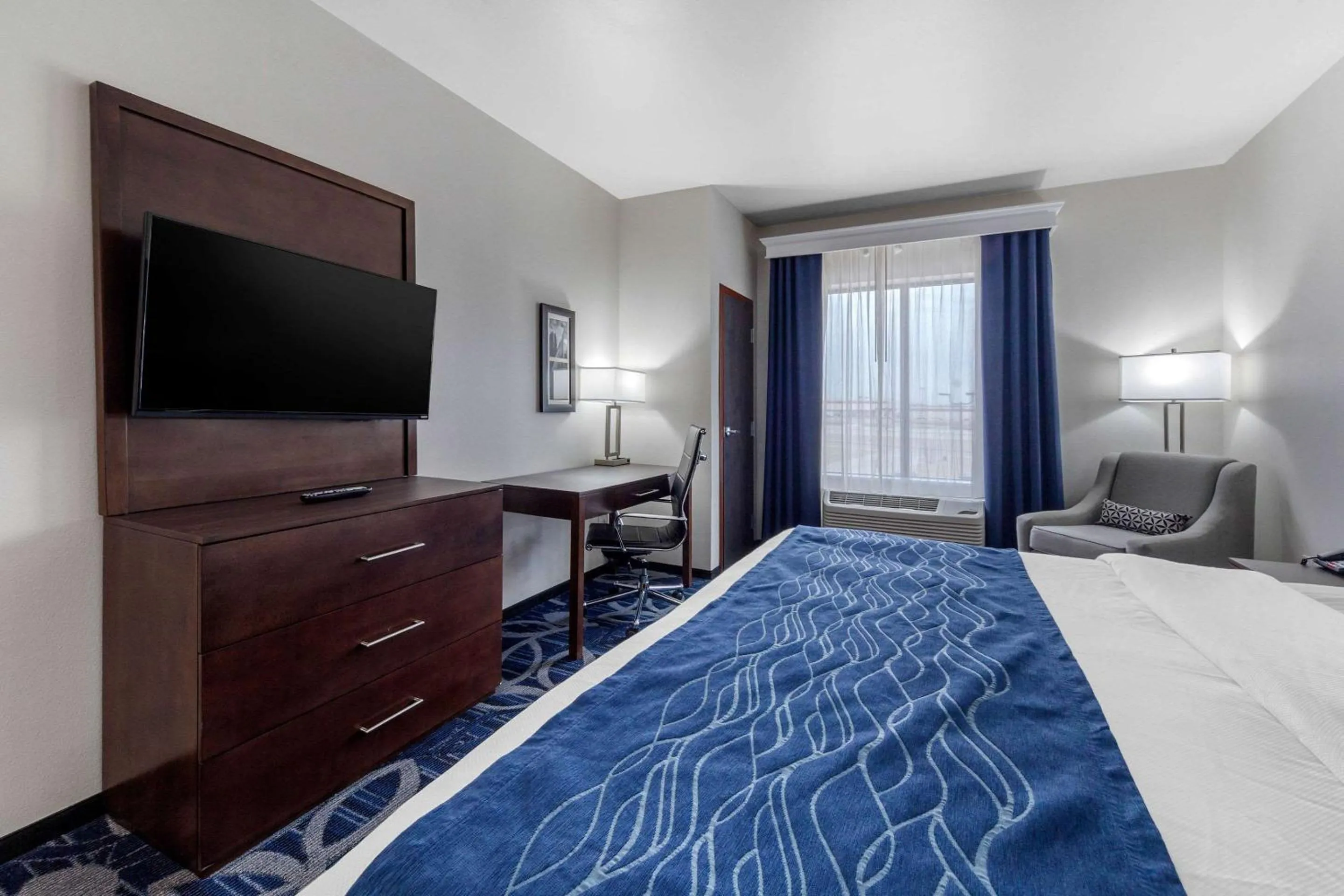 Photo of the whole room, Bed in Comfort Inn & Suites Oklahoma City South I-35